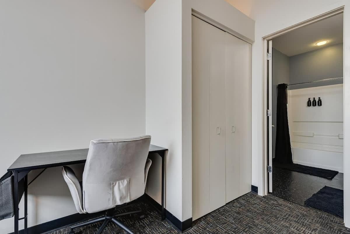 West Loop - Views With In & Out Parking 4 *