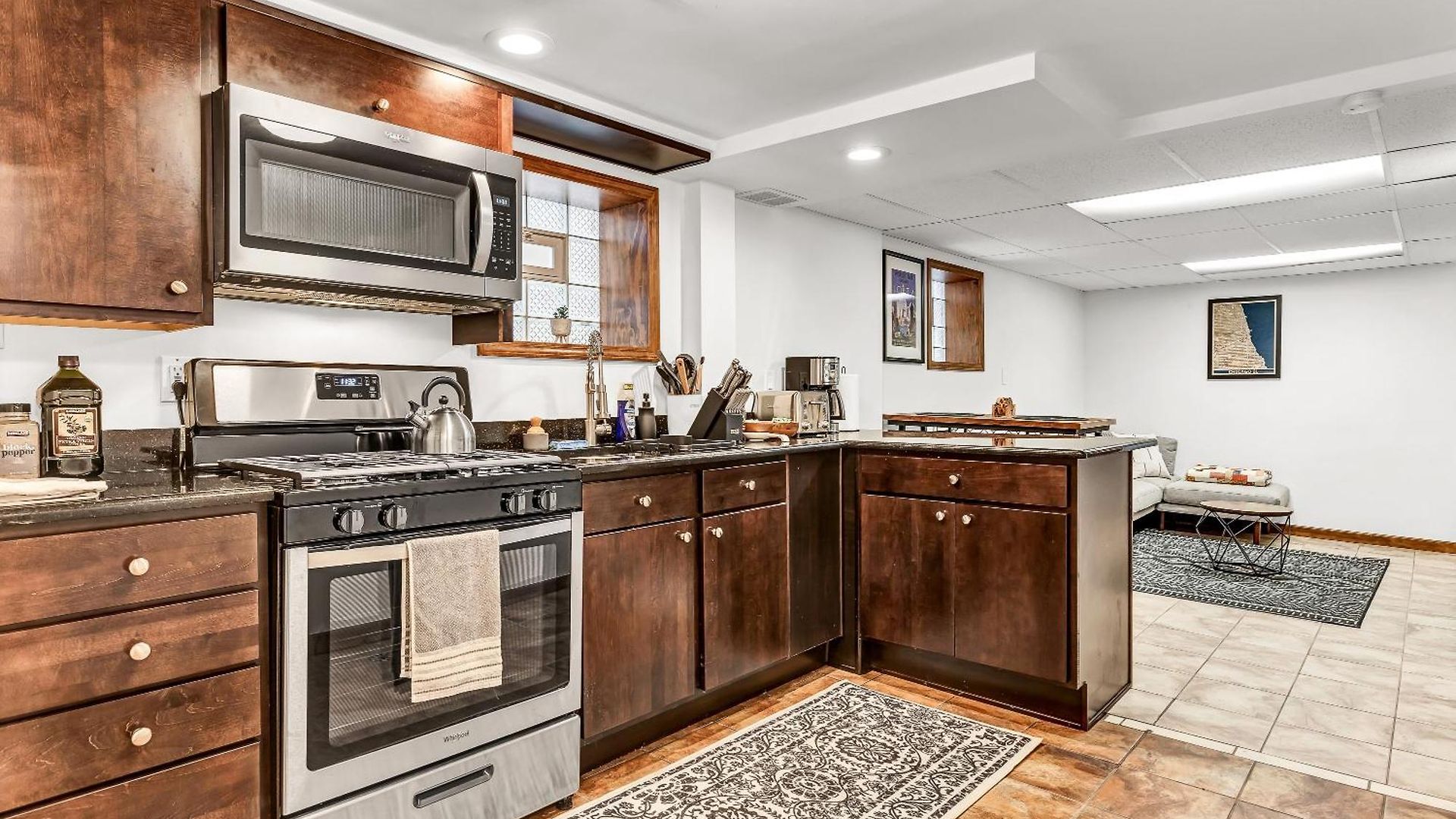Stylish Garden-level 2br: Quiet Neighborhood Apartment *
