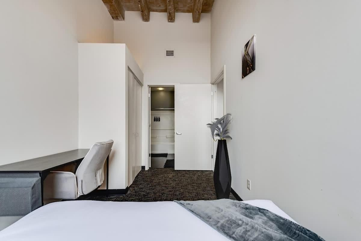 West Loop - Views With In & Out Parking 4 Apartment *