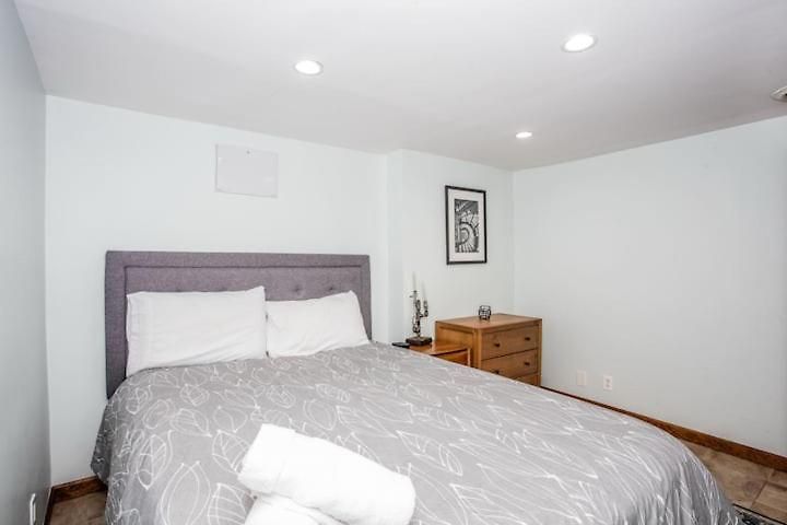 Apartment Stylish Garden-level 2br: Quiet Neighborhood