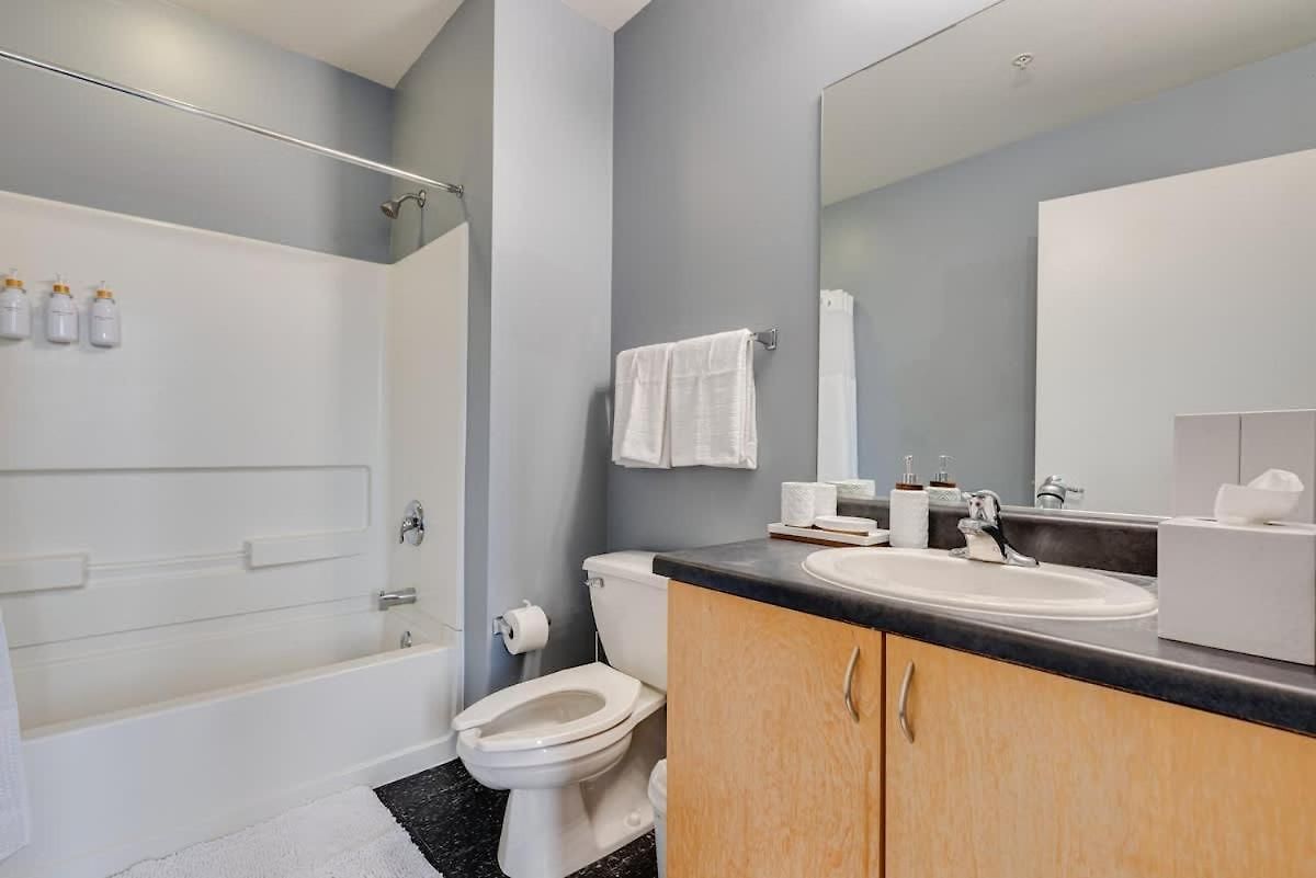 Apartment West Loop - Views With In & Out Parking 4 *