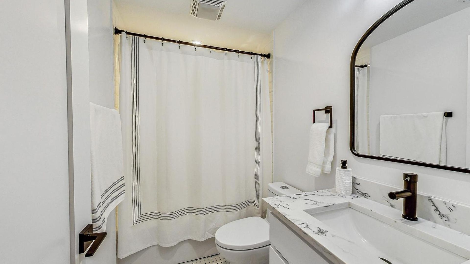 Apartment East Lincoln Park Gem Spacious 4 Br *