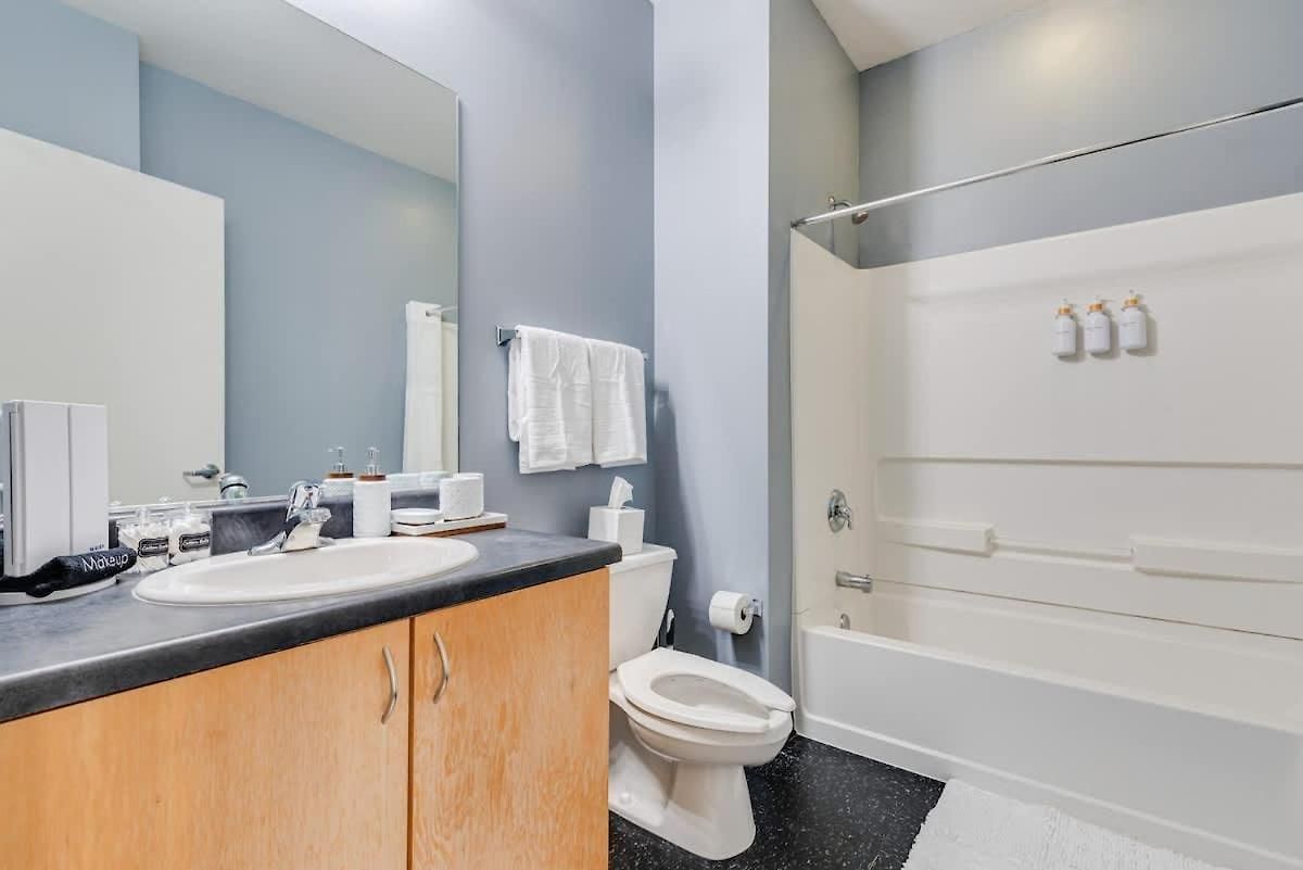 West Loop - Views With In & Out Parking 4 *