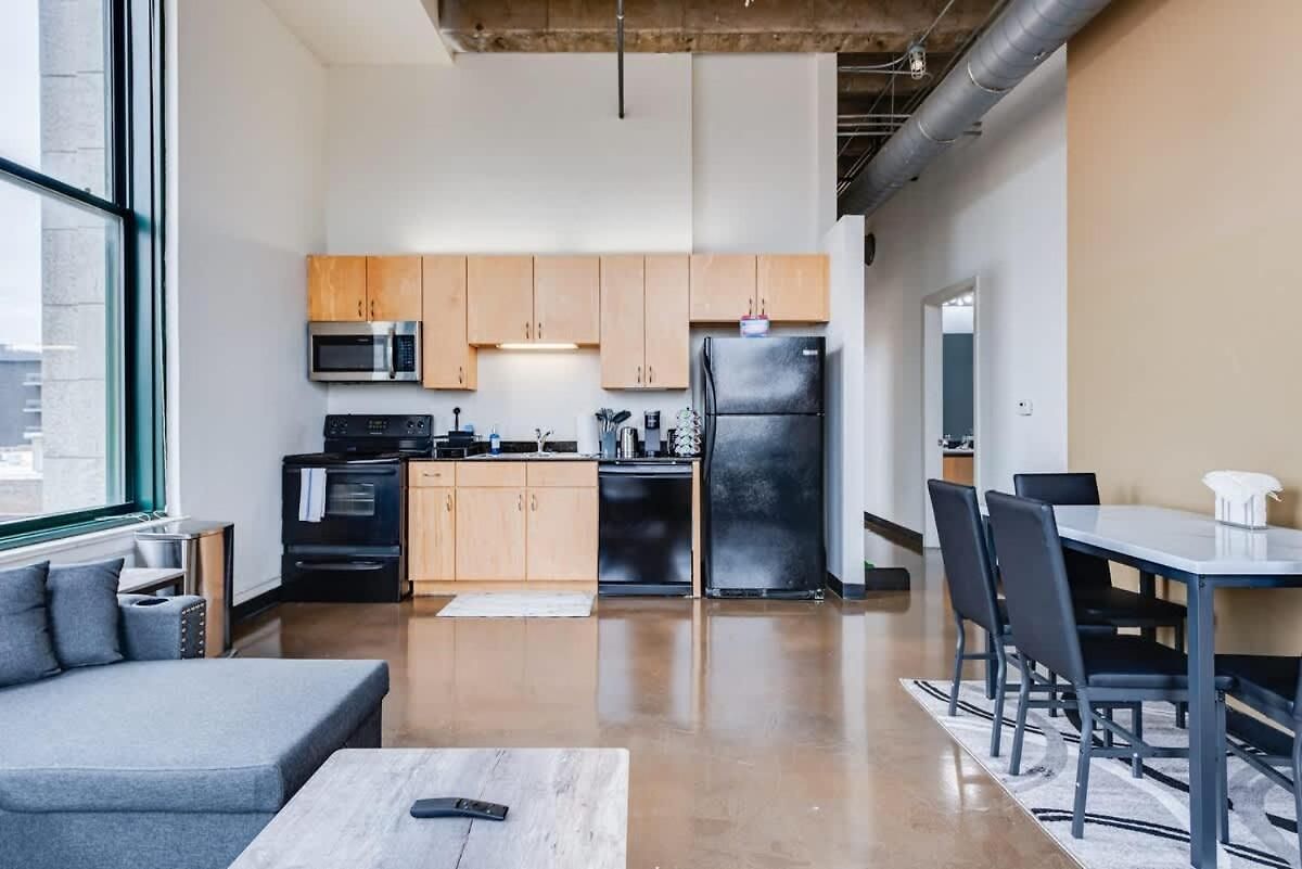 Apartment West Loop - Views With In & Out Parking 4 *