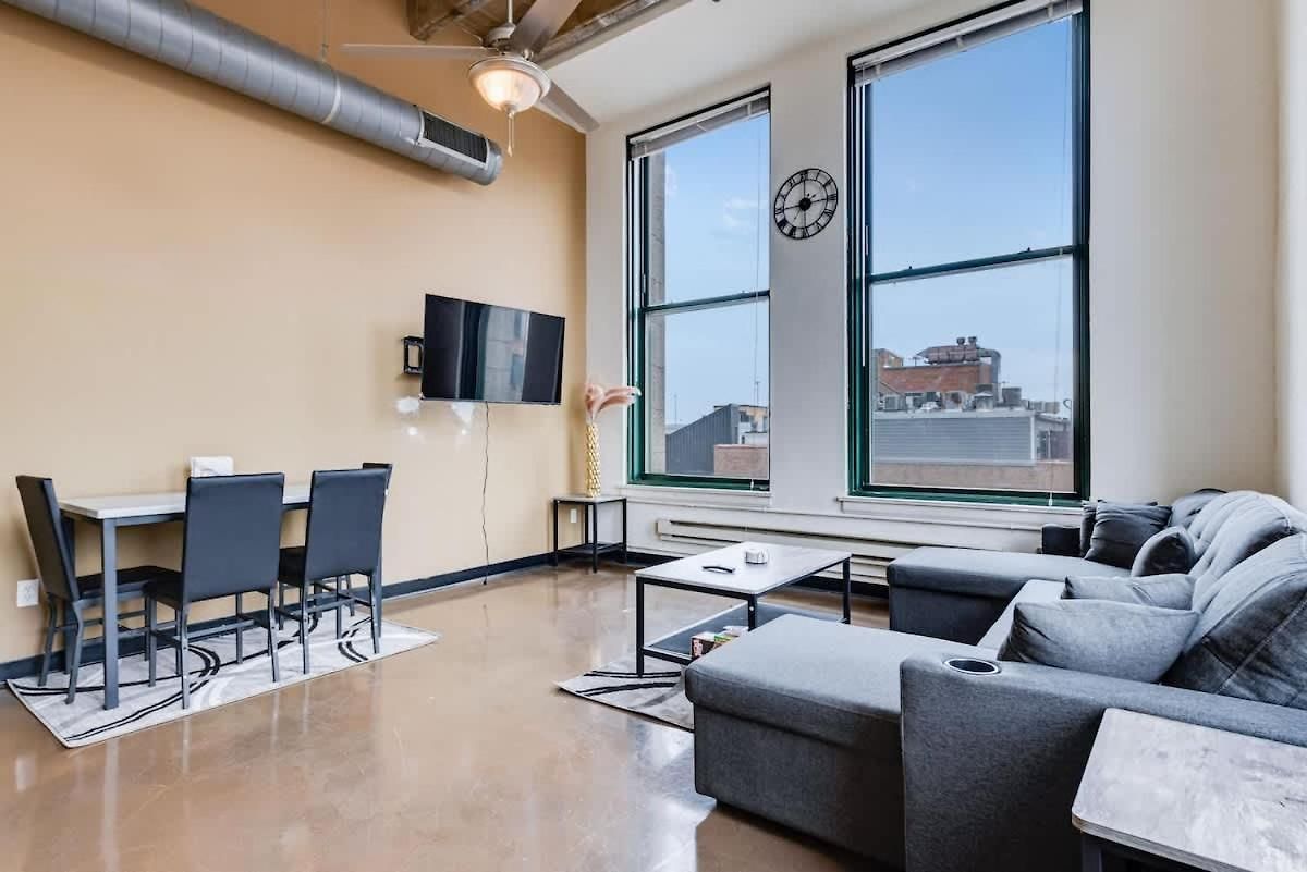 West Loop - Views With In & Out Parking 4 *