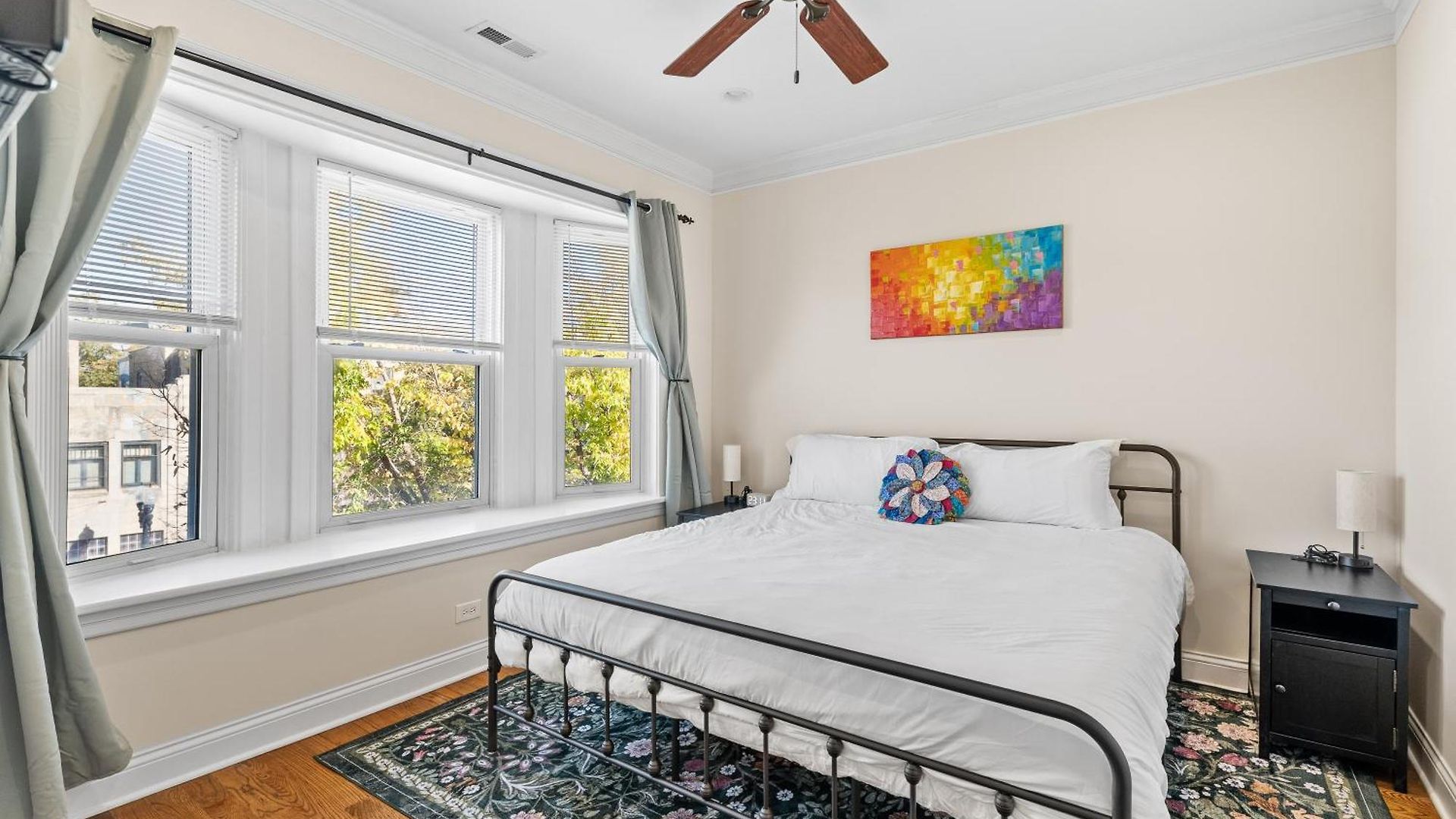 North Center - Walkable - Transit Accessible - King & Queen Beds Apartment