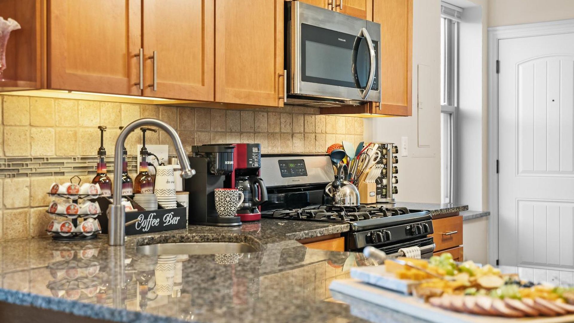 North Center - Walkable - Transit Accessible - King & Queen Beds Apartment