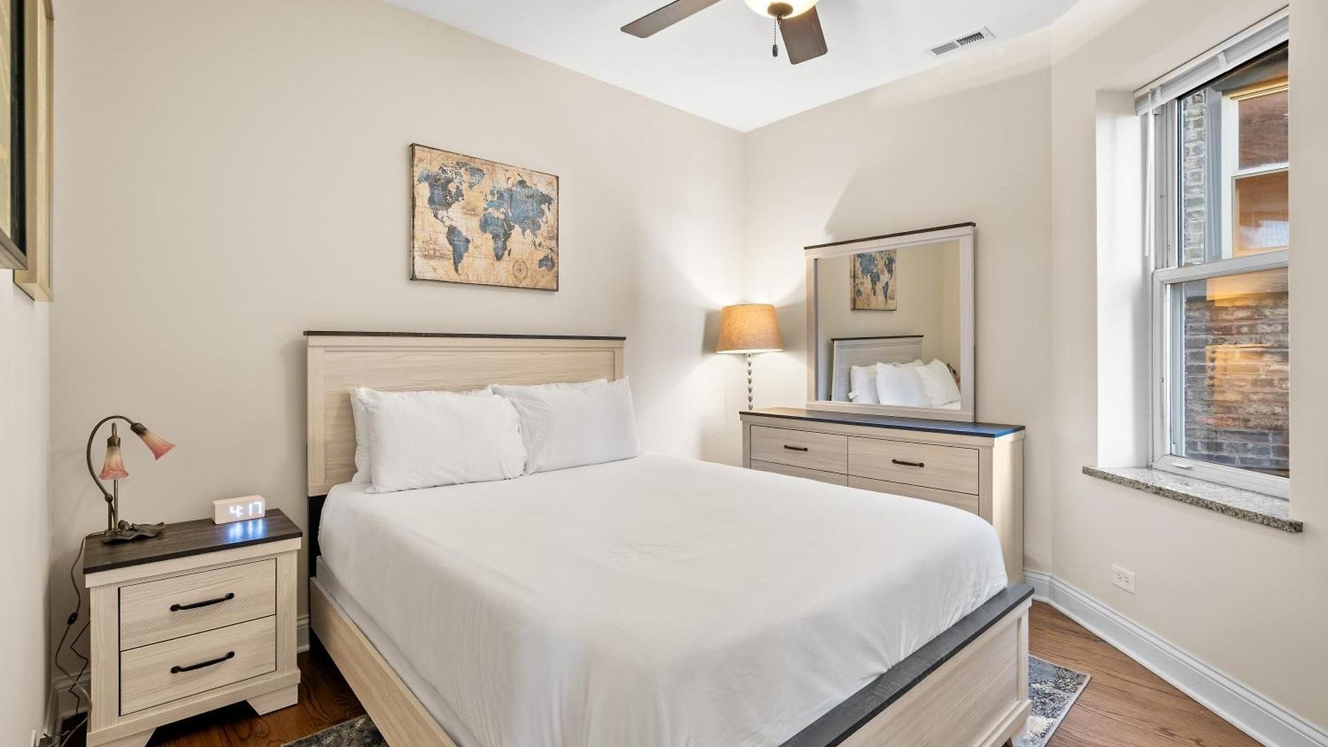 North Center - Walkable - Transit Accessible - King & Queen Beds Apartment Chicago