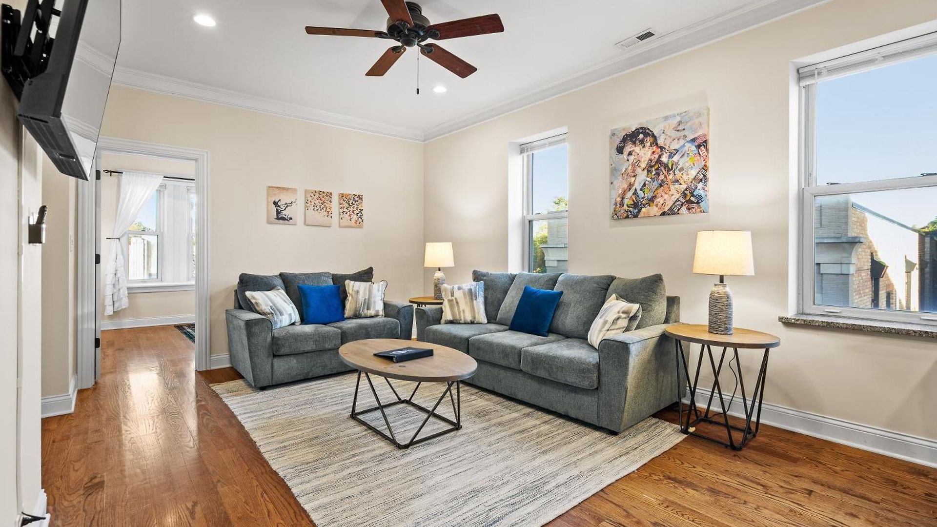 North Center - Walkable - Transit Accessible - King & Queen Beds