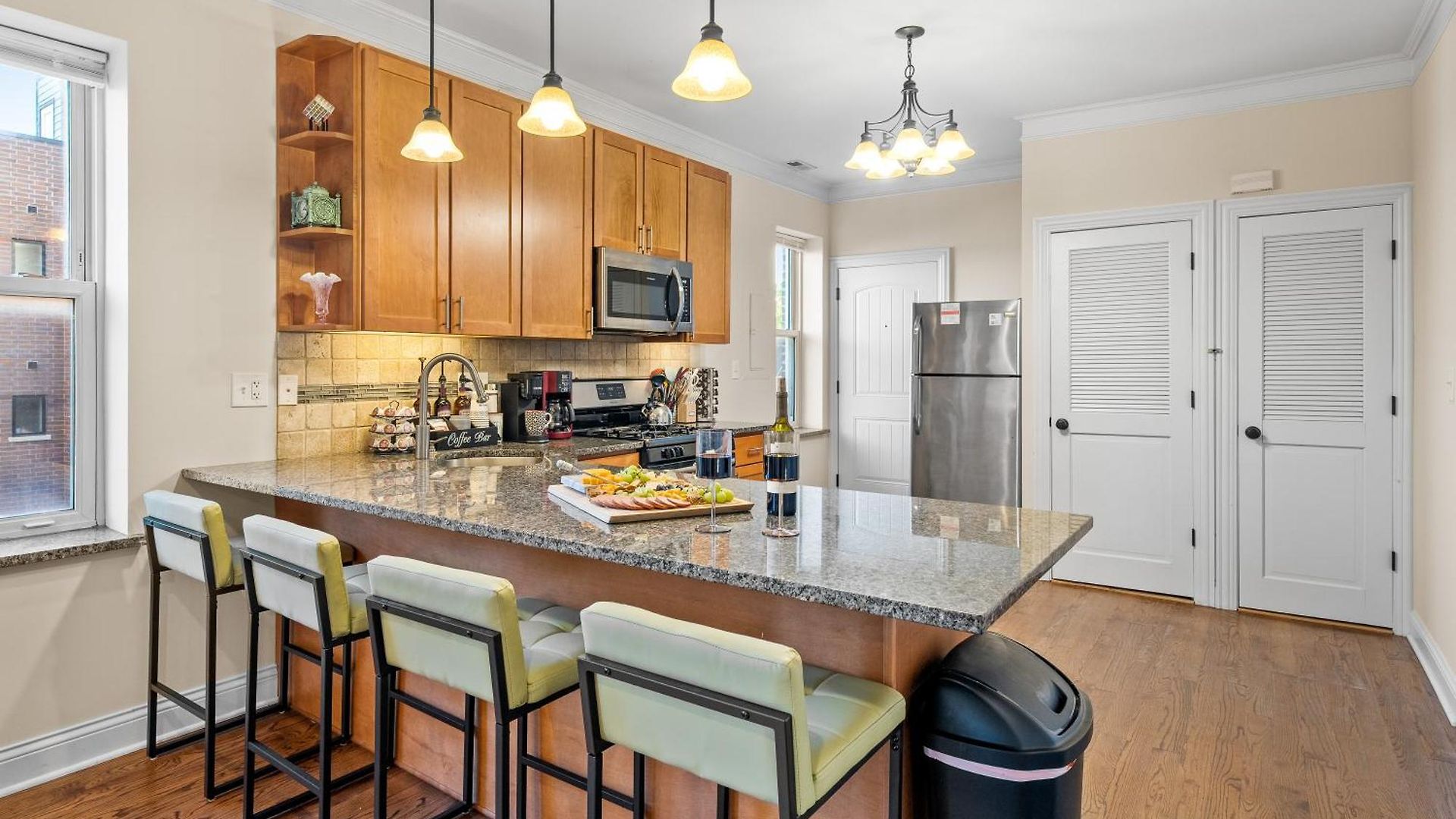 North Center - Walkable - Transit Accessible - King & Queen Beds Apartment Chicago