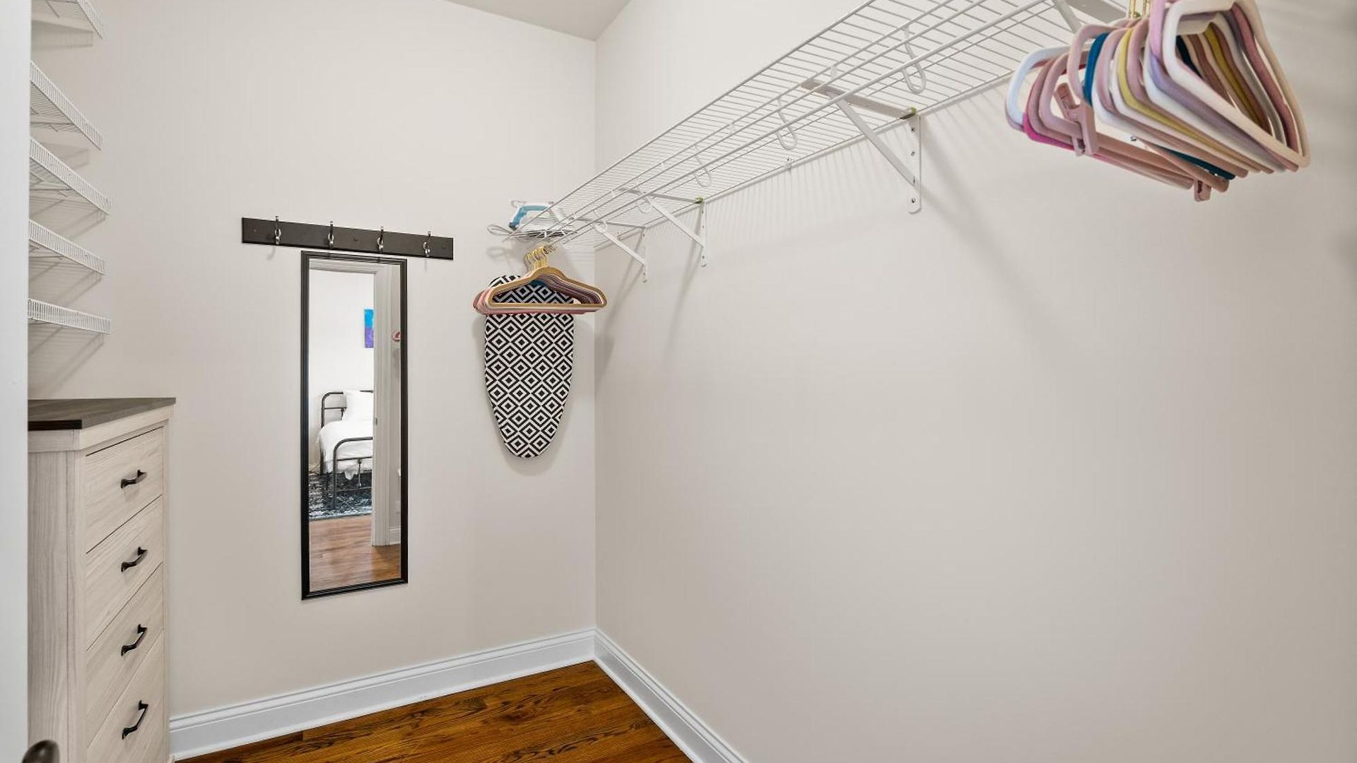 North Center - Walkable - Transit Accessible - King & Queen Beds Apartment