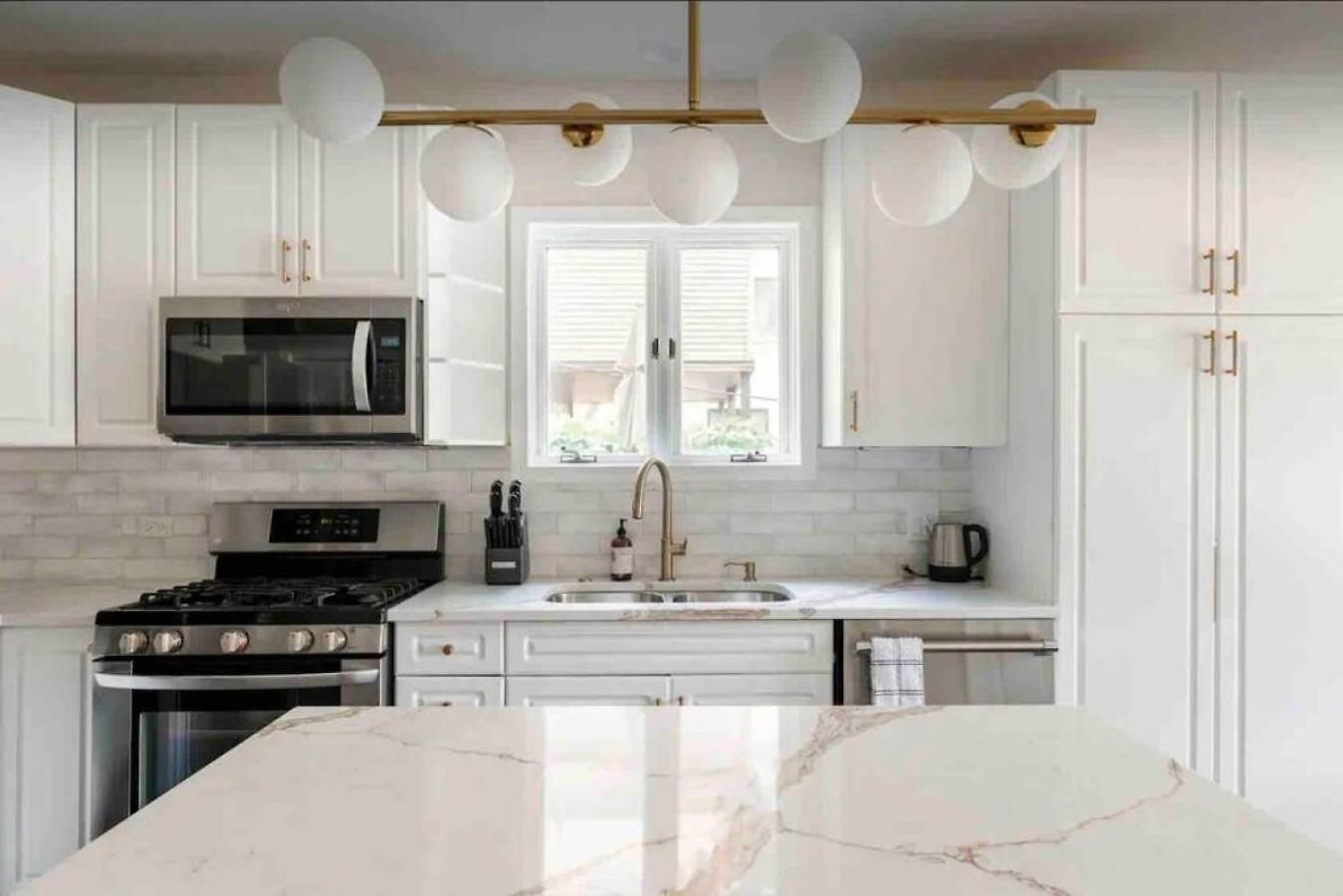 New! Spacious Art Deco Modern 5 Bd/3ba * Chicago