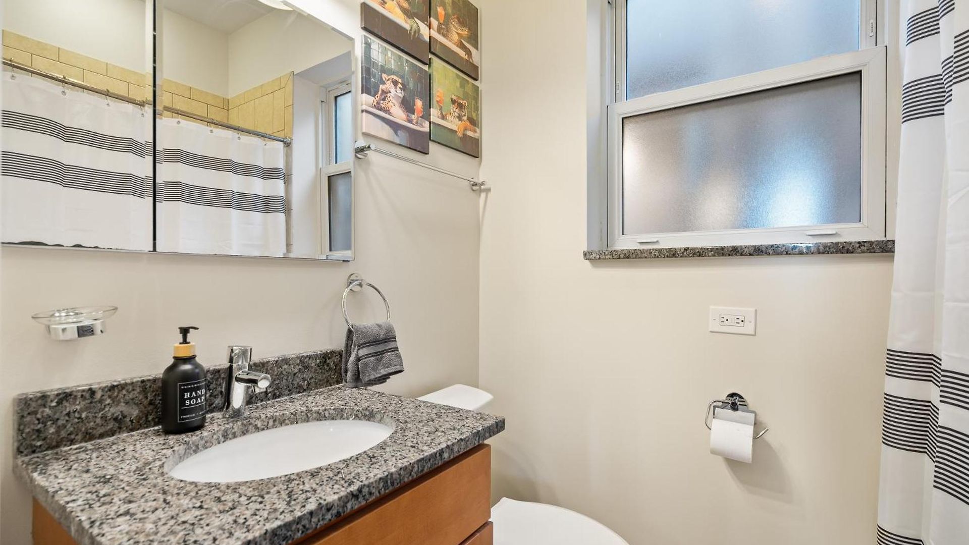 North Center - Walkable - Transit Accessible - King & Queen Beds *