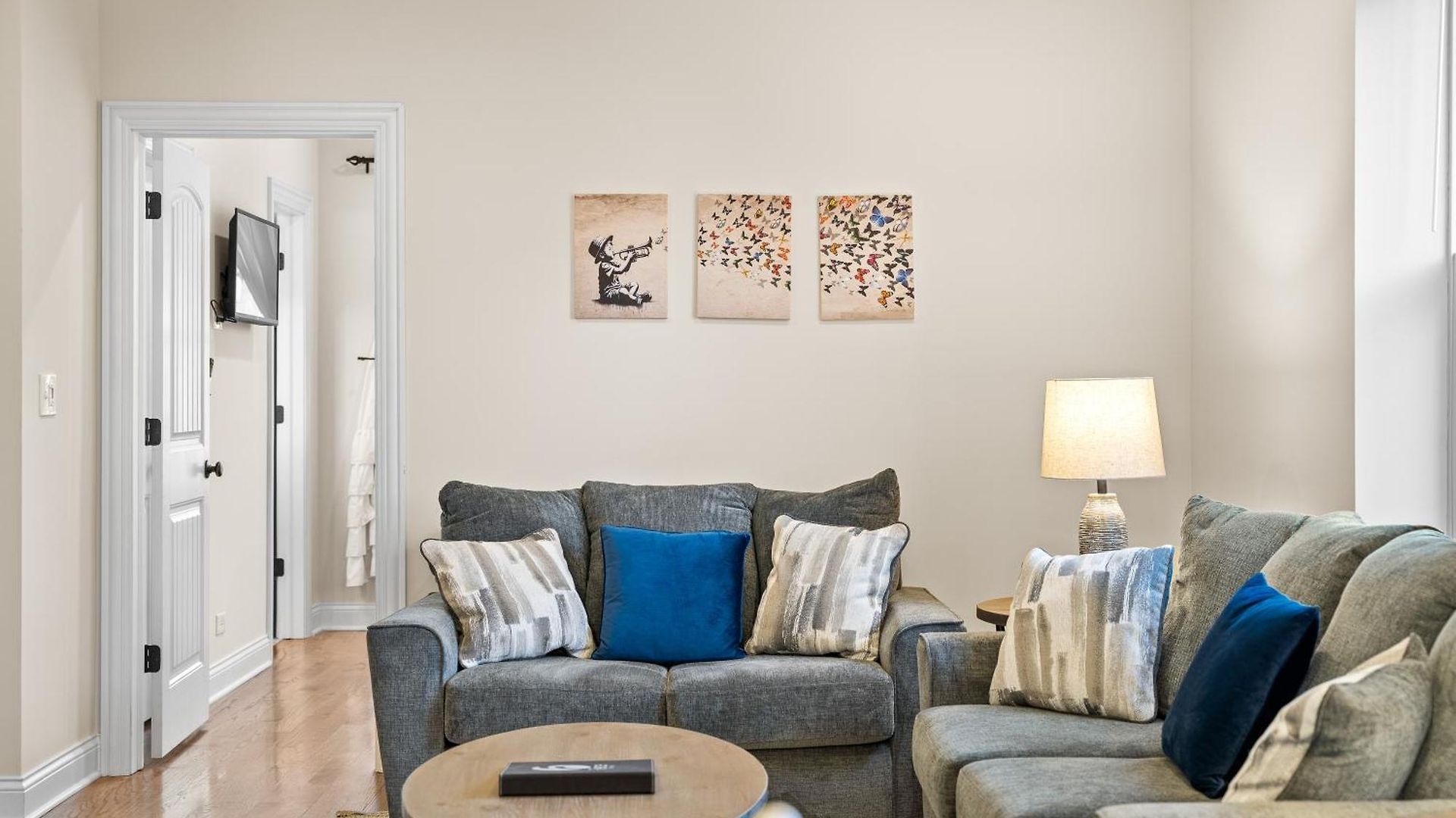 North Center - Walkable - Transit Accessible - King & Queen Beds Apartment *