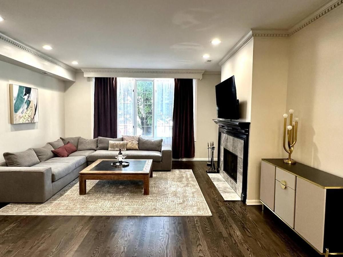 New! Spacious Art Deco Modern 5 Bd/3ba