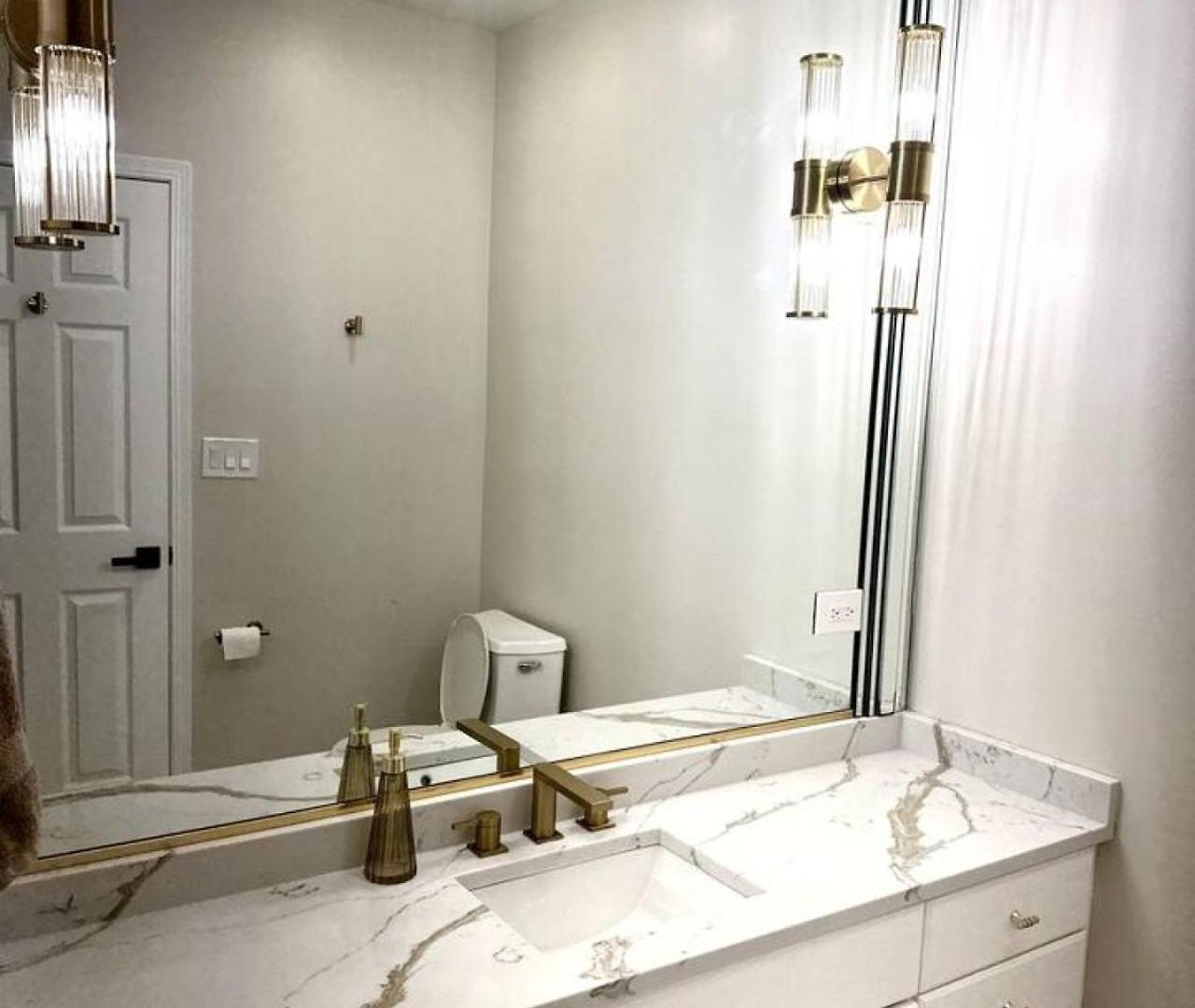 New! Spacious Art Deco Modern 5 Bd/3ba