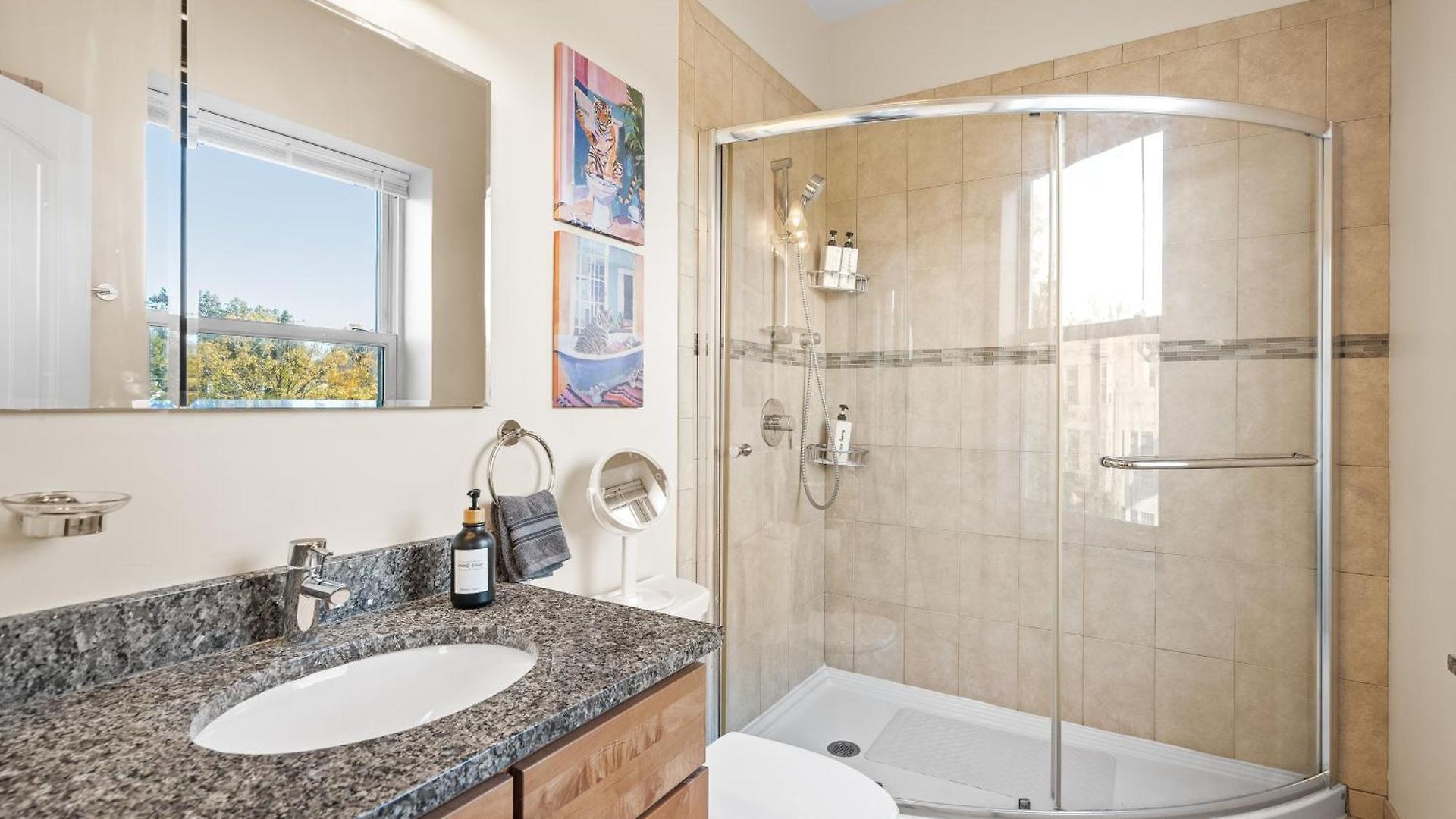 Apartment North Center - Walkable - Transit Accessible - King & Queen Beds *