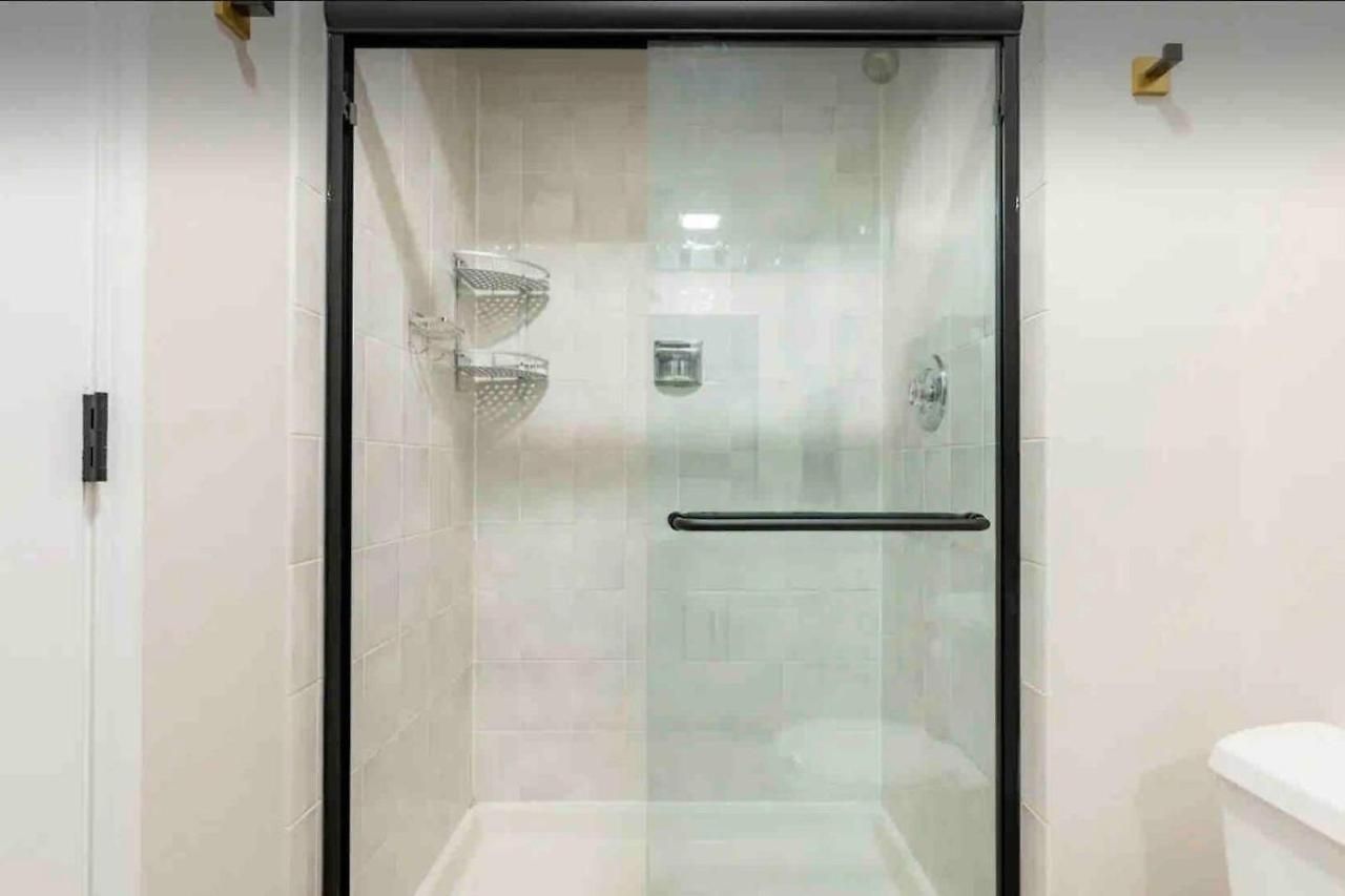 New! Spacious Art Deco Modern 5 Bd/3ba Chicago