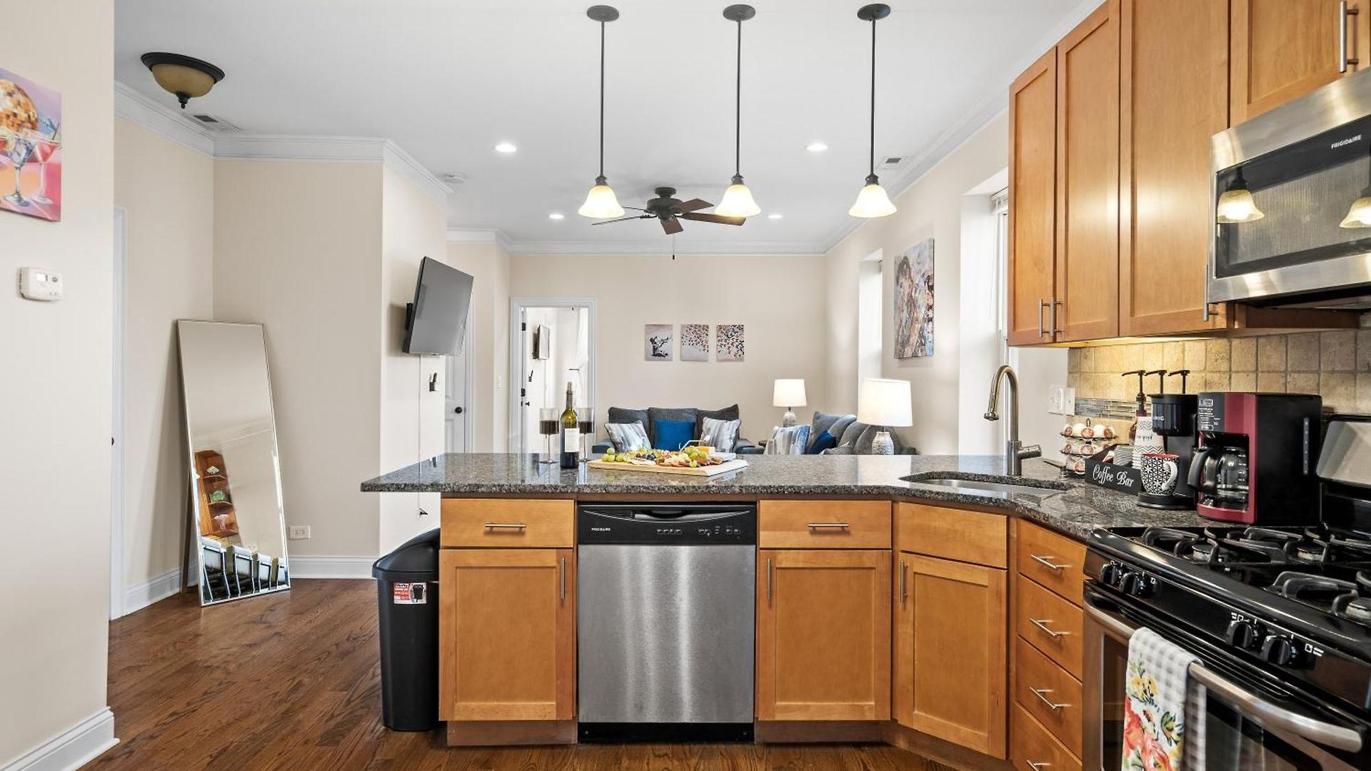 North Center - Walkable - Transit Accessible - King & Queen Beds Apartment