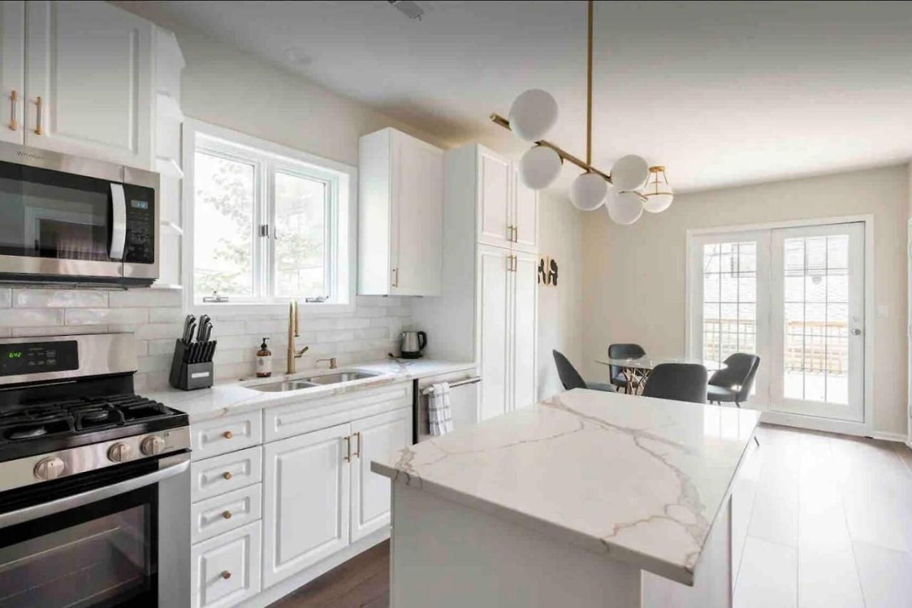 New! Spacious Art Deco Modern 5 Bd/3ba * Chicago