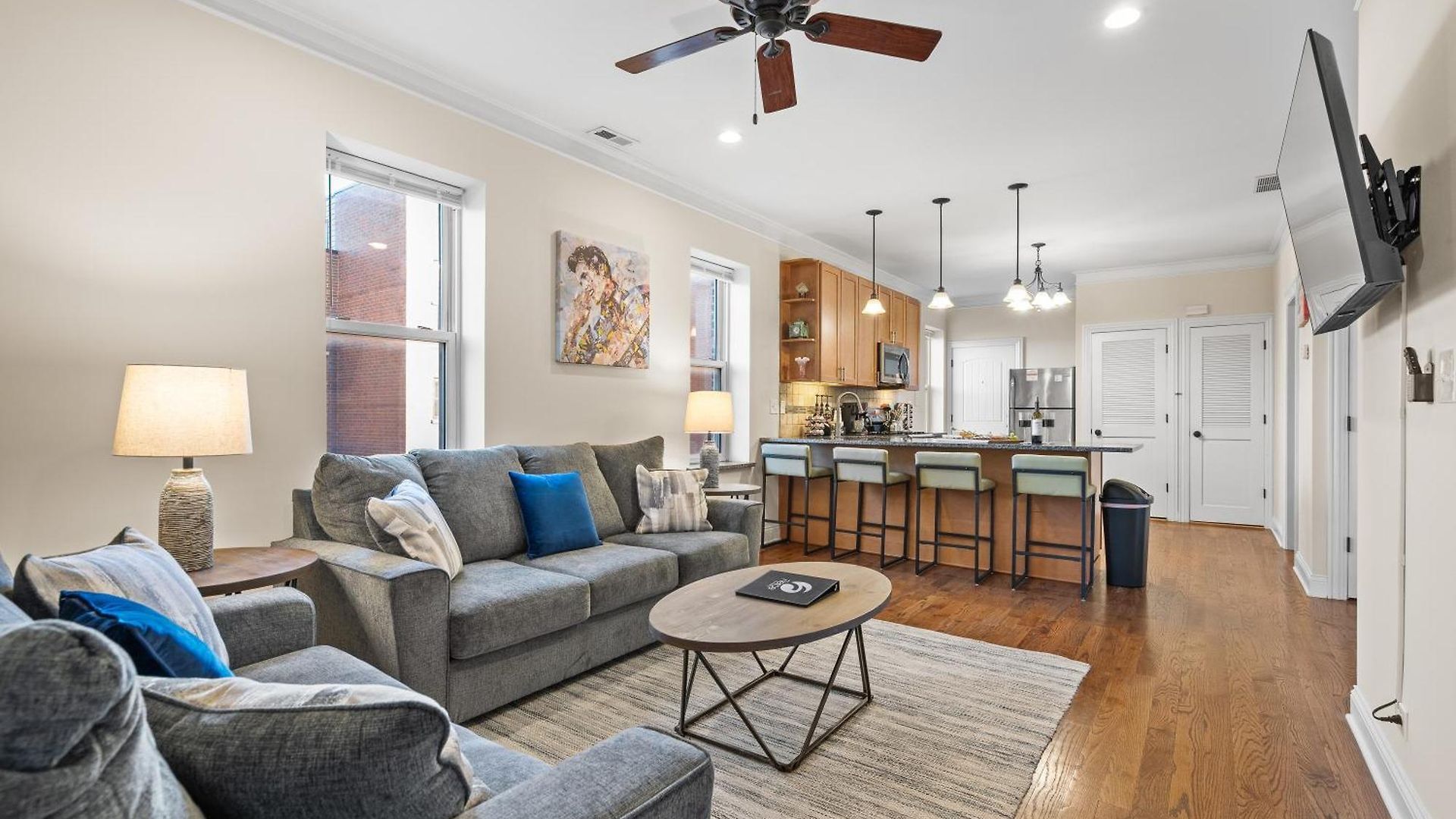 Apartment North Center - Walkable - Transit Accessible - King & Queen Beds *