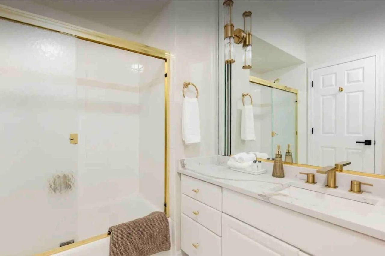 New! Spacious Art Deco Modern 5 Bd/3ba *