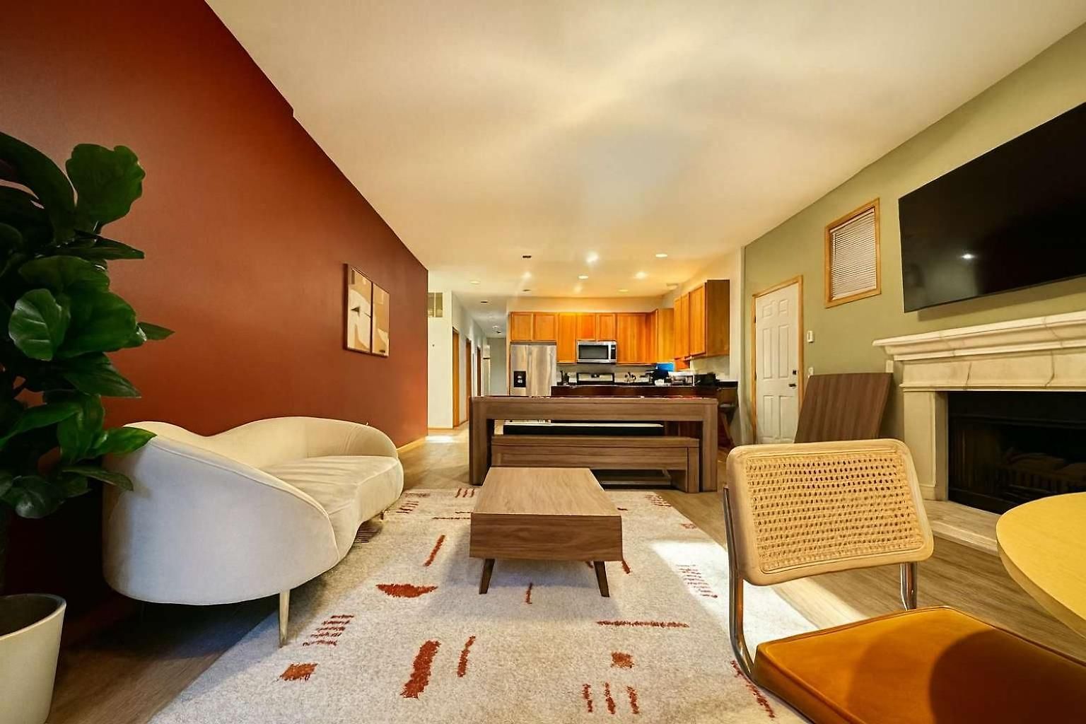 Billiards Patio Parking Apartment *