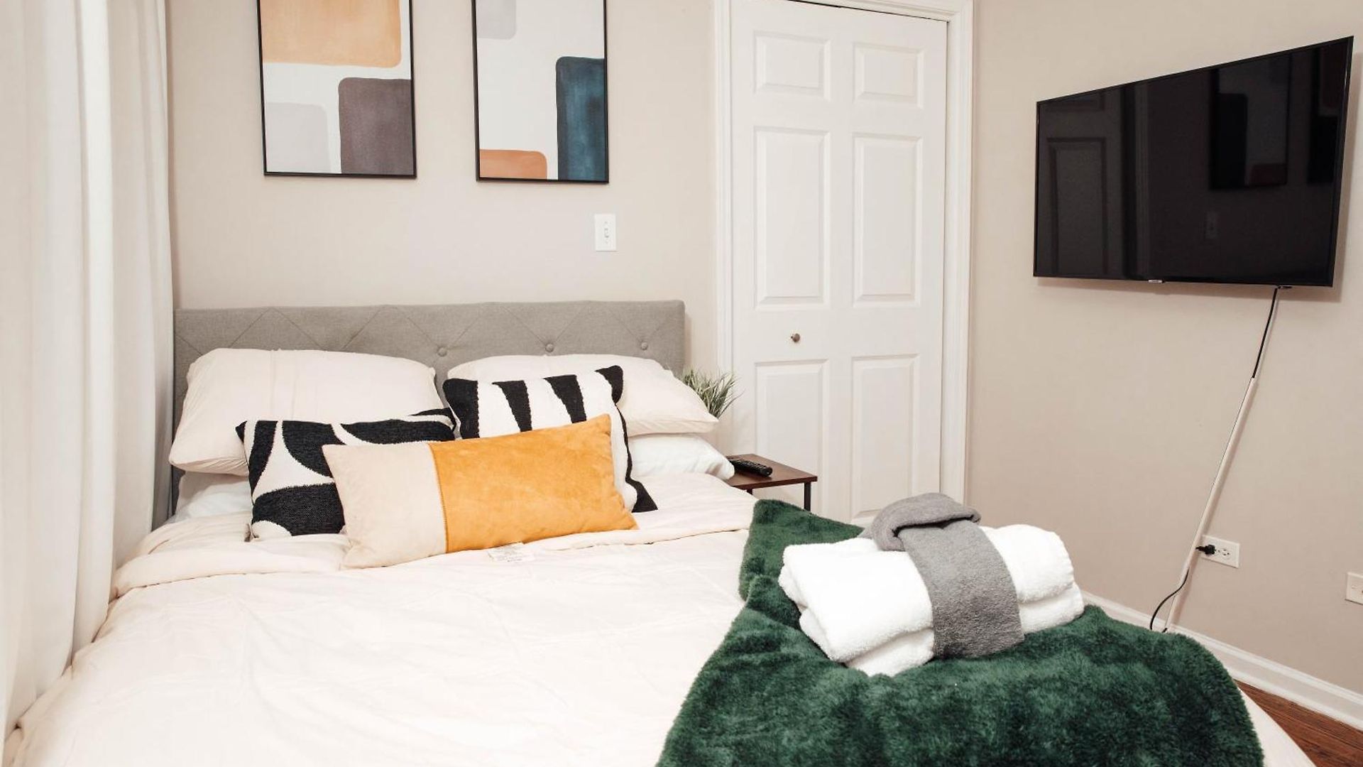 Modern & Spacious By Northwestern Hospital Bronzeville