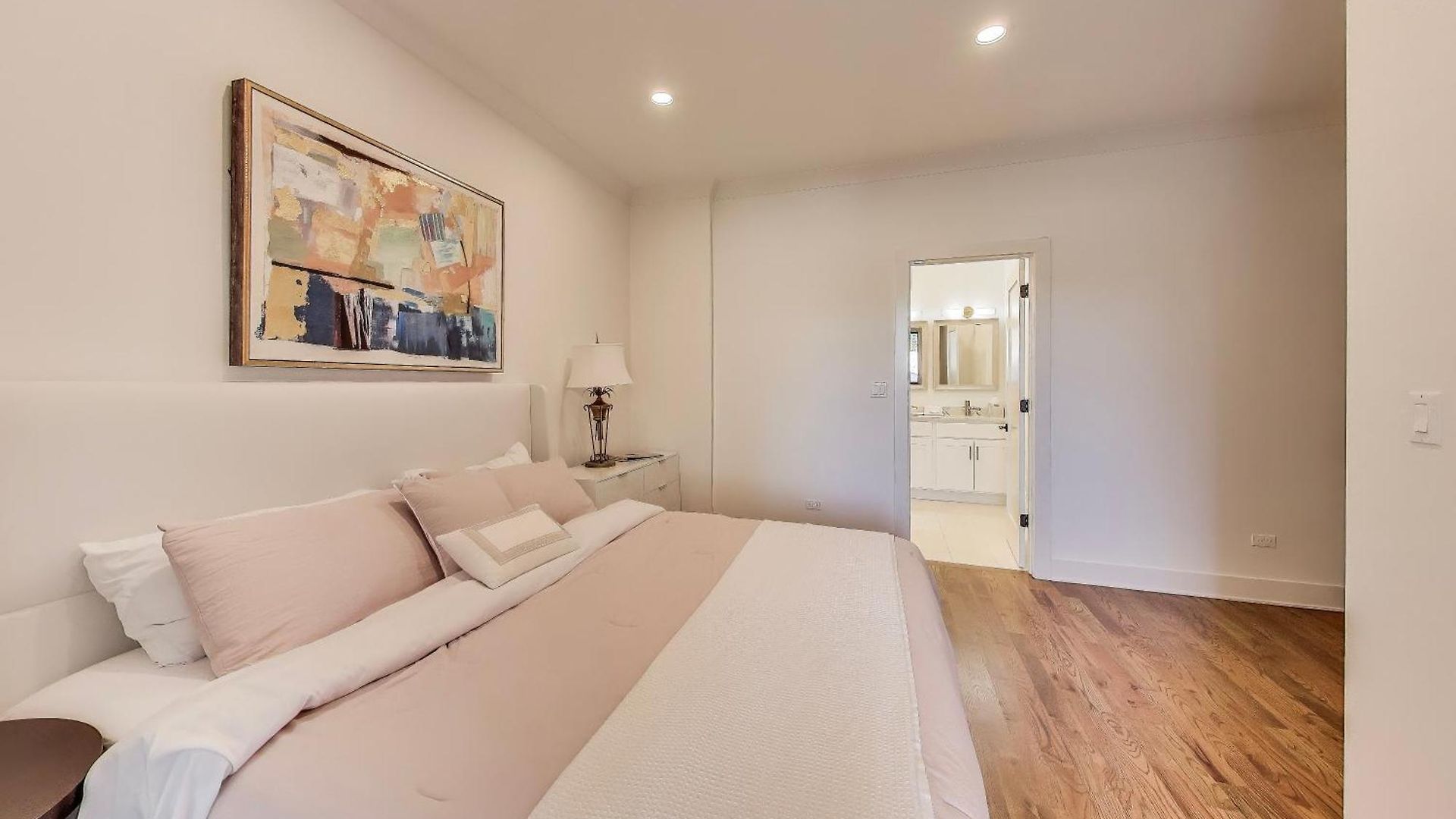 Luxurious Lincoln Park With Gourmet Kitchen Apartment