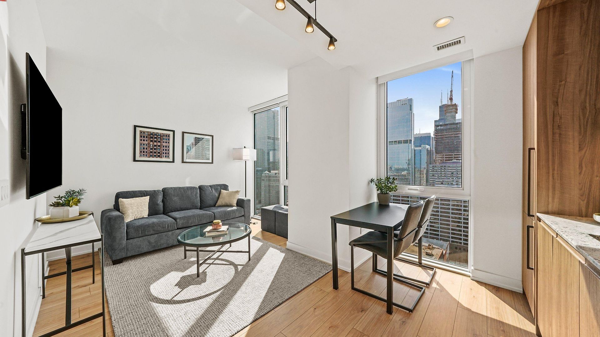 Hotel Level - River North 4*