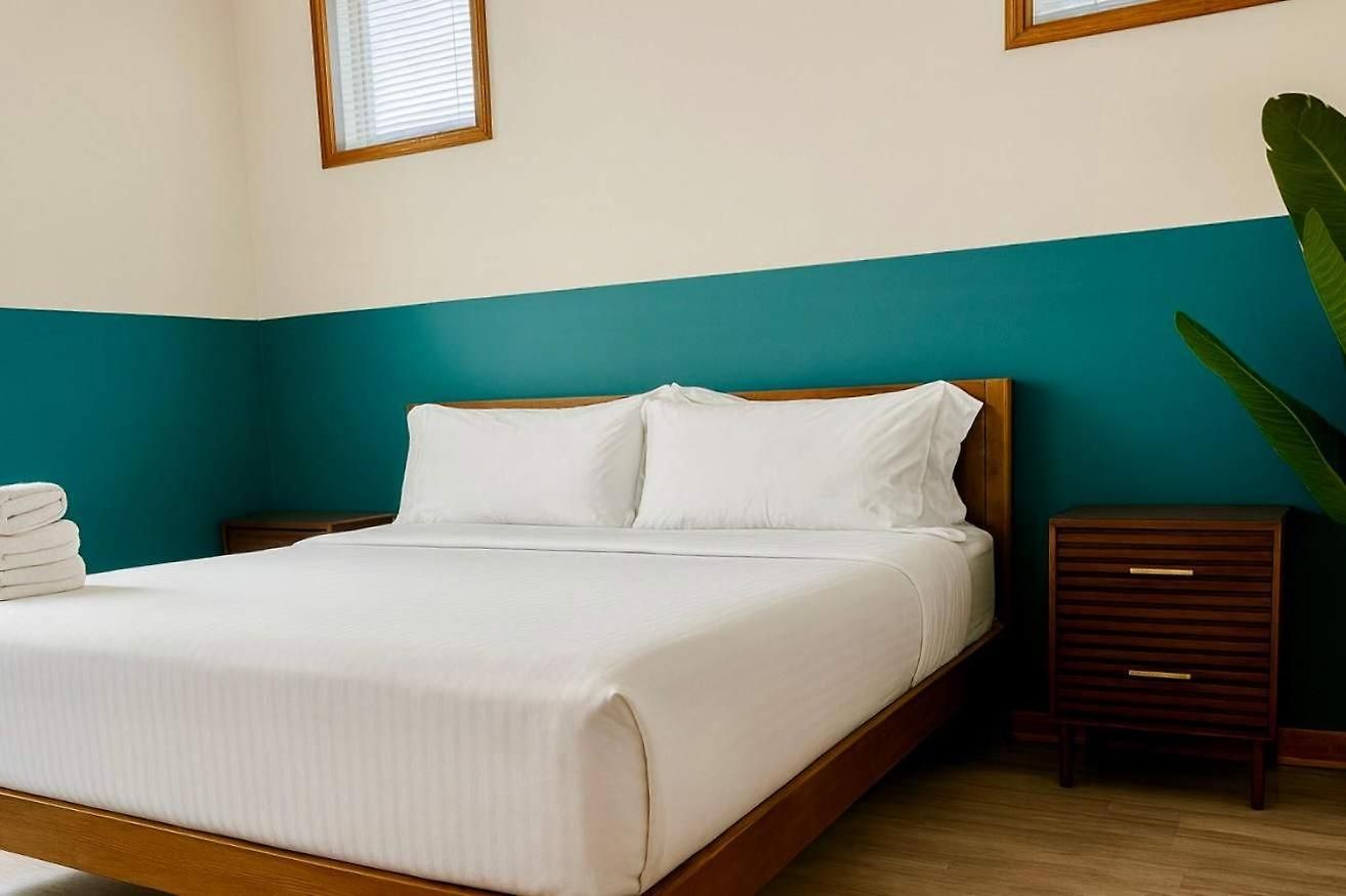 1 Free Parking Sleeps 10 *
