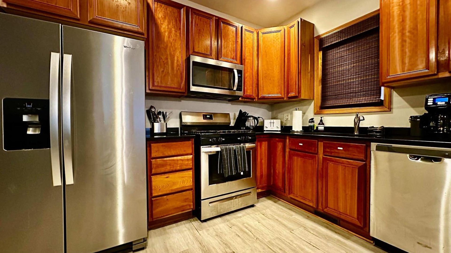 Apartment 1 Free Parking Sleeps 10 Chicago