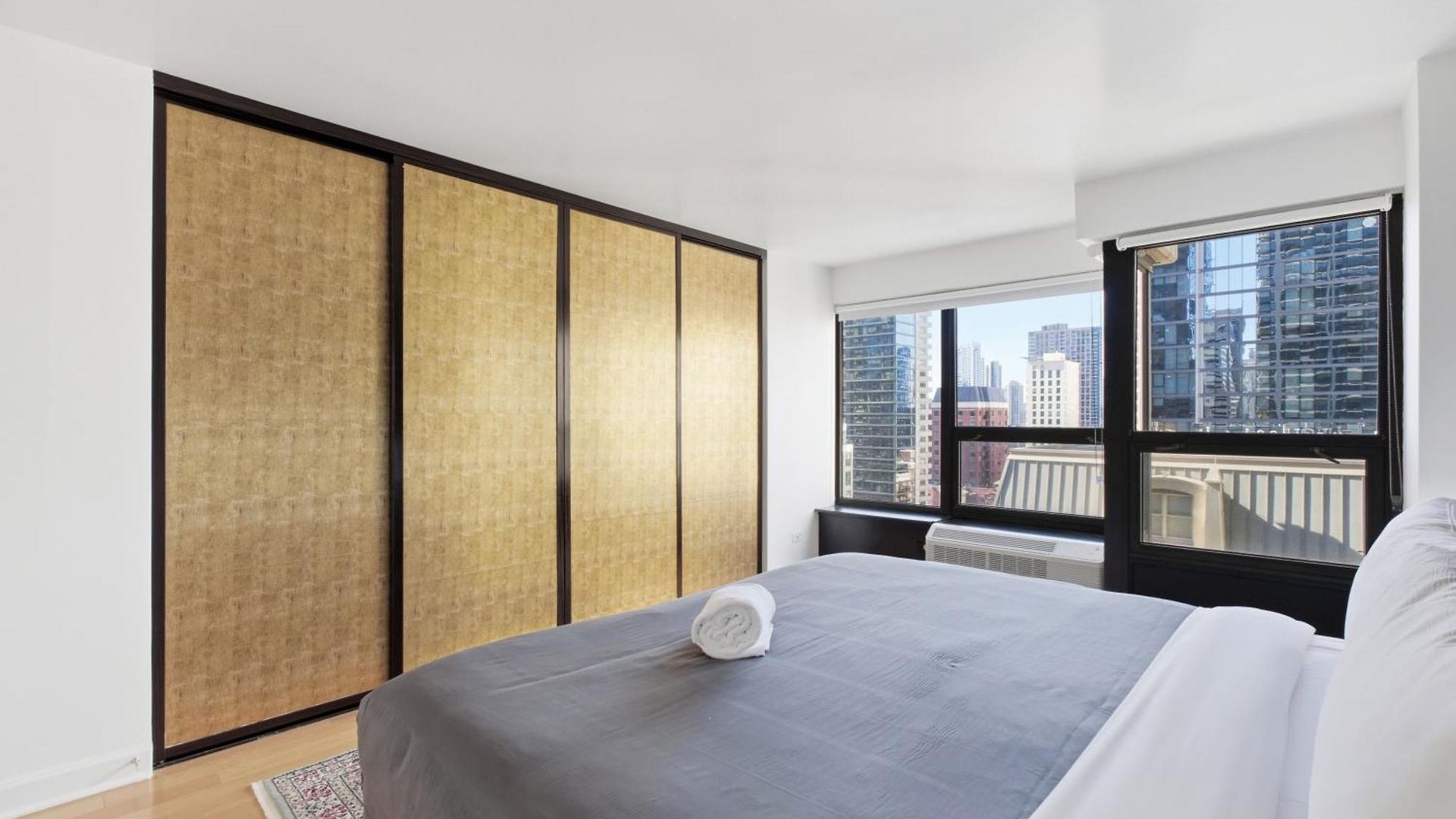 2bd River North Million Dollar Views! Parking Incl *