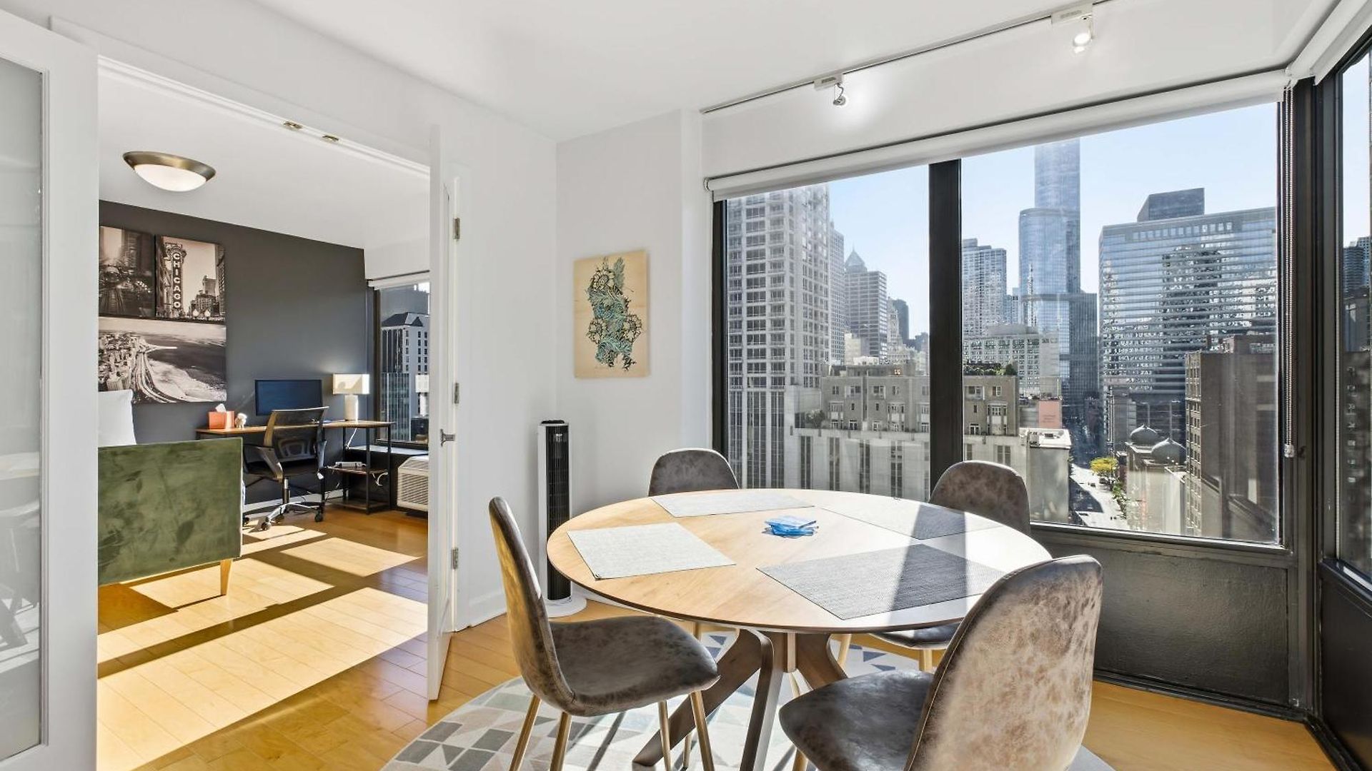 2bd River North Million Dollar Views! Parking Incl *