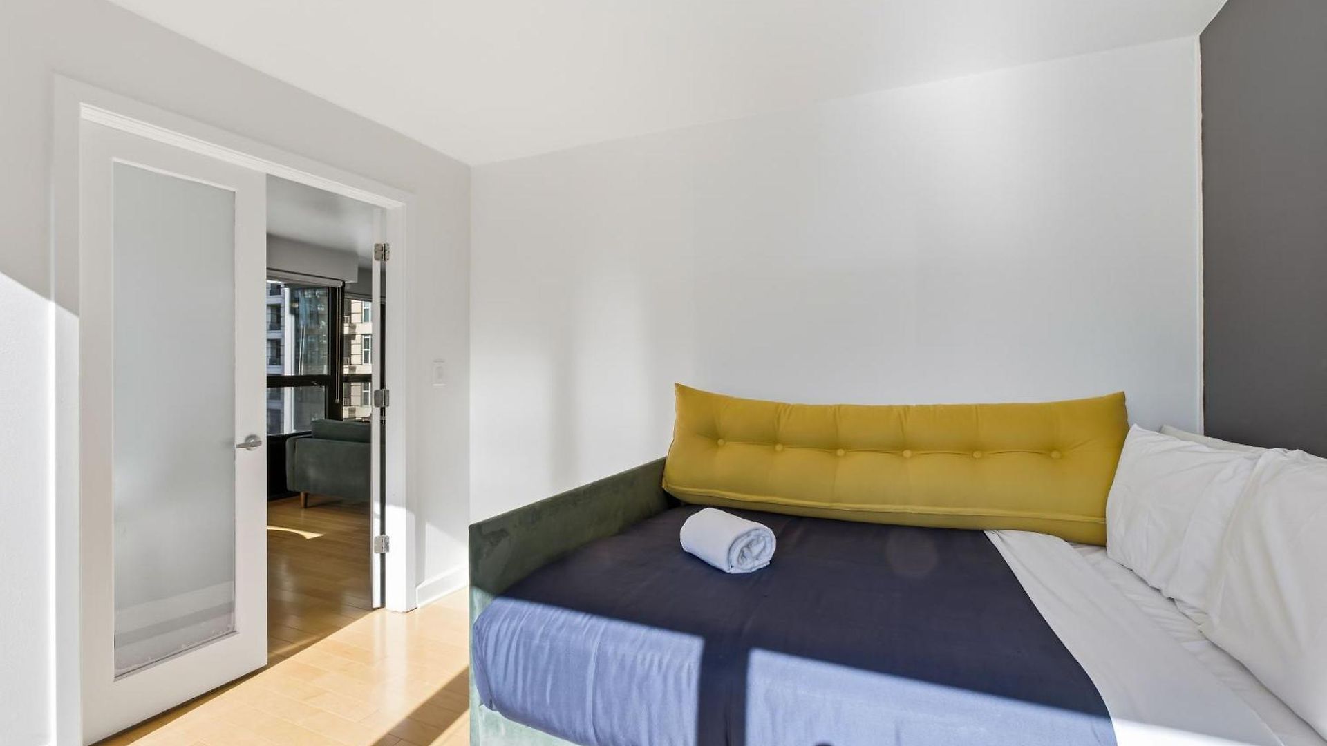 2bd River North Million Dollar Views! Parking Incl *