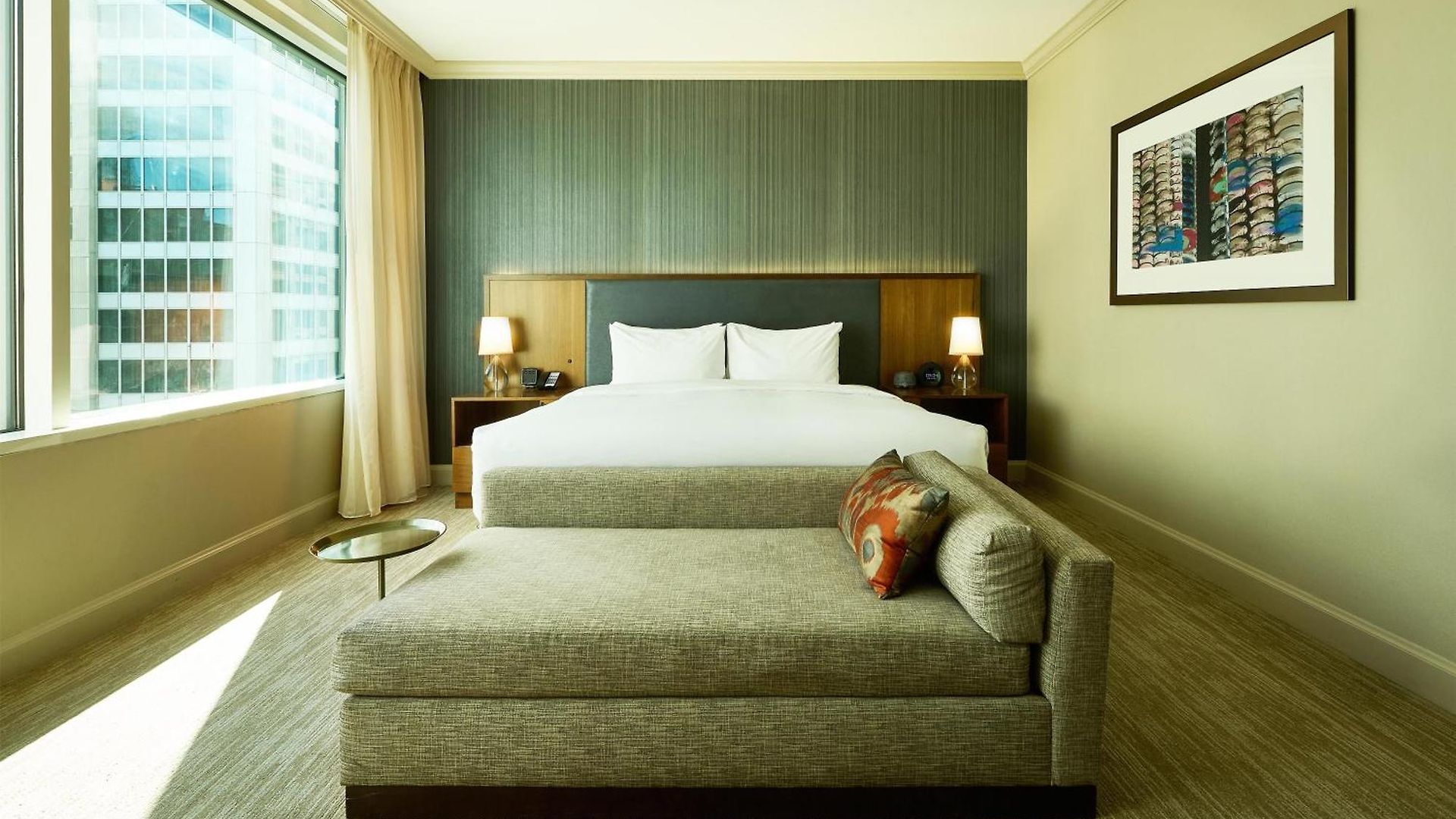 Hyatt Centric Magnificent Mile 4*