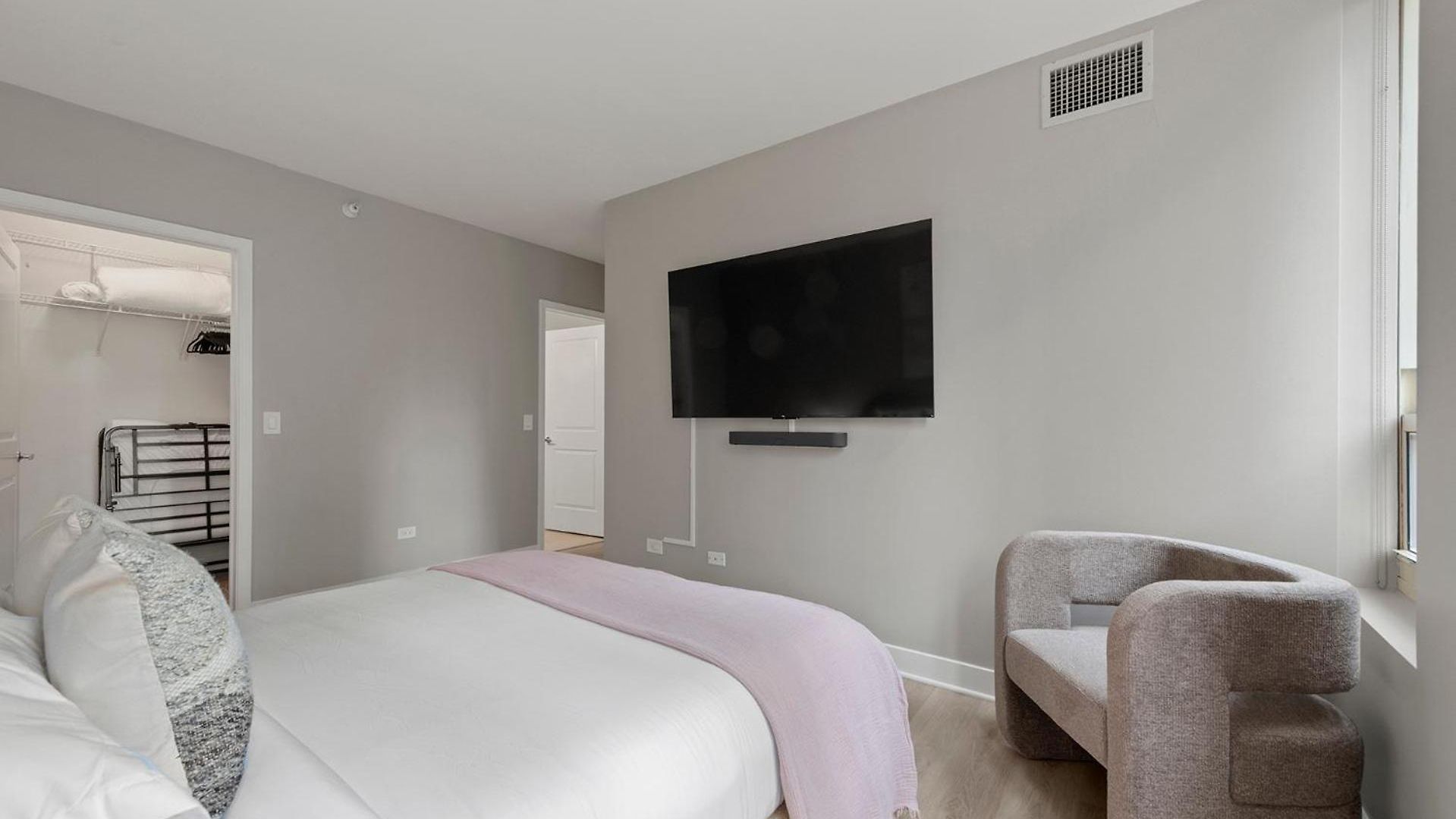 The Bernardin Gold Coast Luxury Near Magnificent Mile