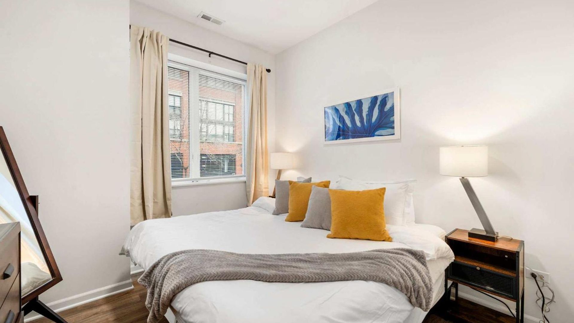Stylish 3br Gem In Prime Location Chicago
