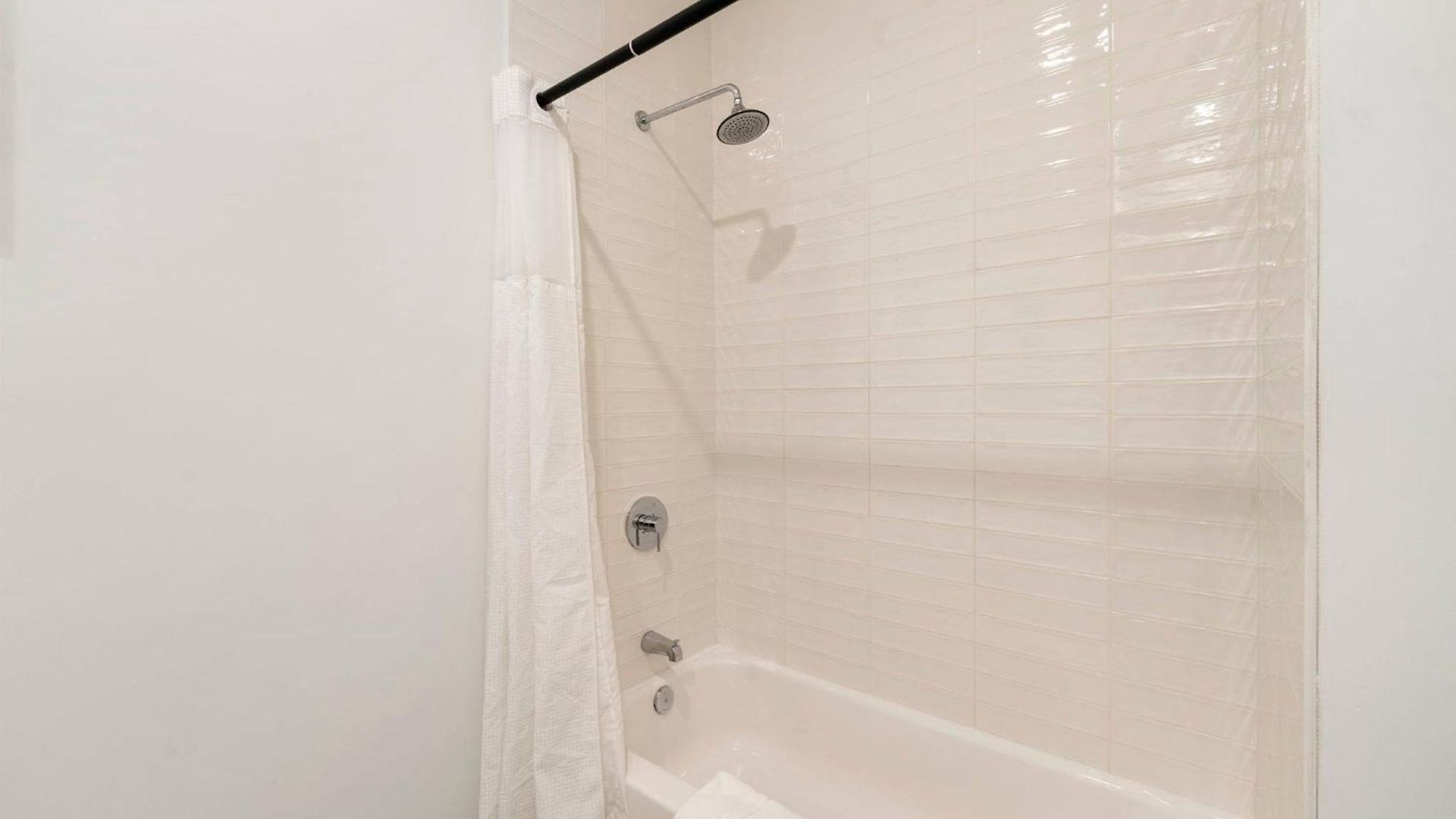 Stylish 3br Gem In Prime Location *