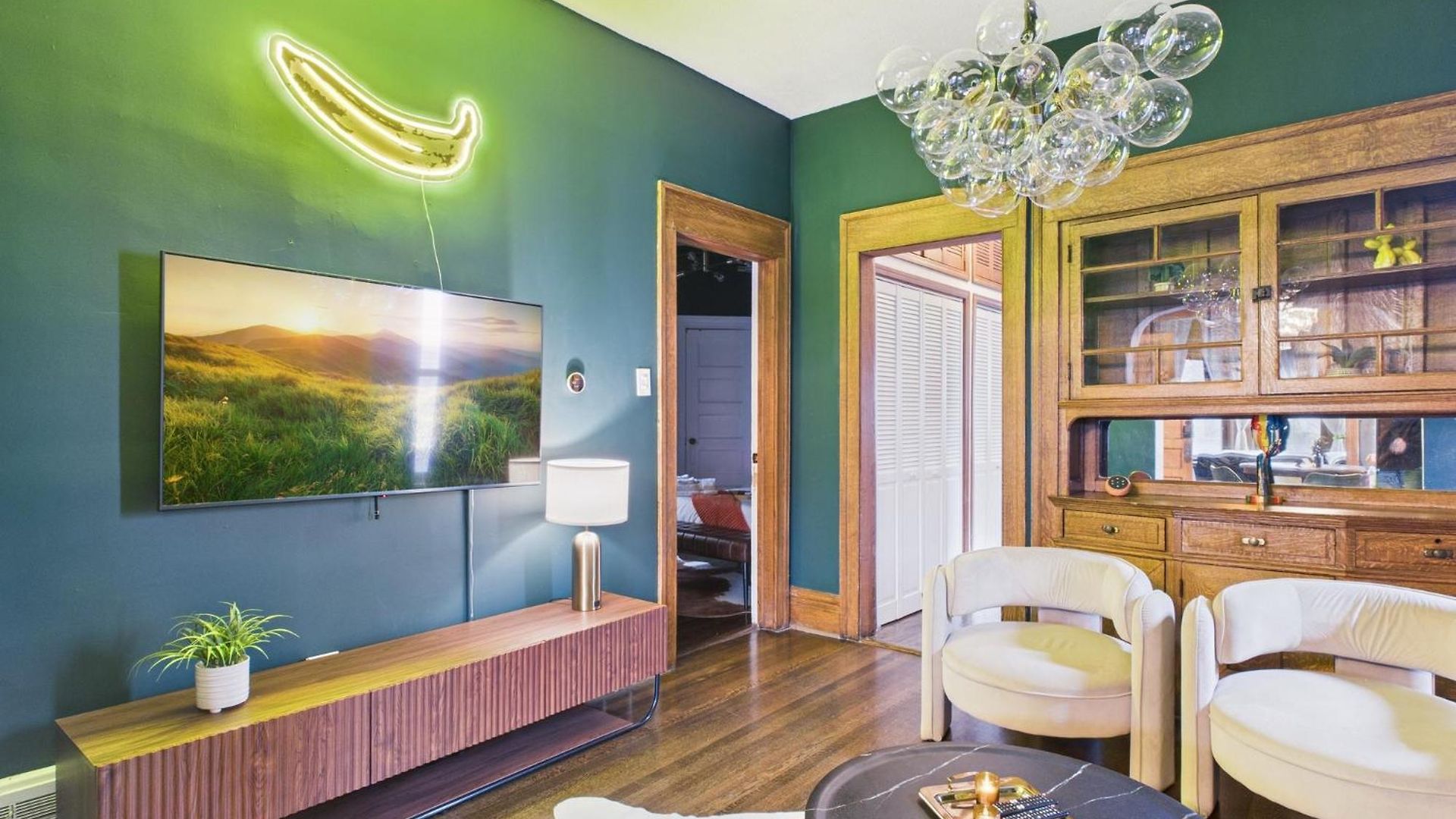 Wrigleyville Art Deco Garage Apartment Chicago