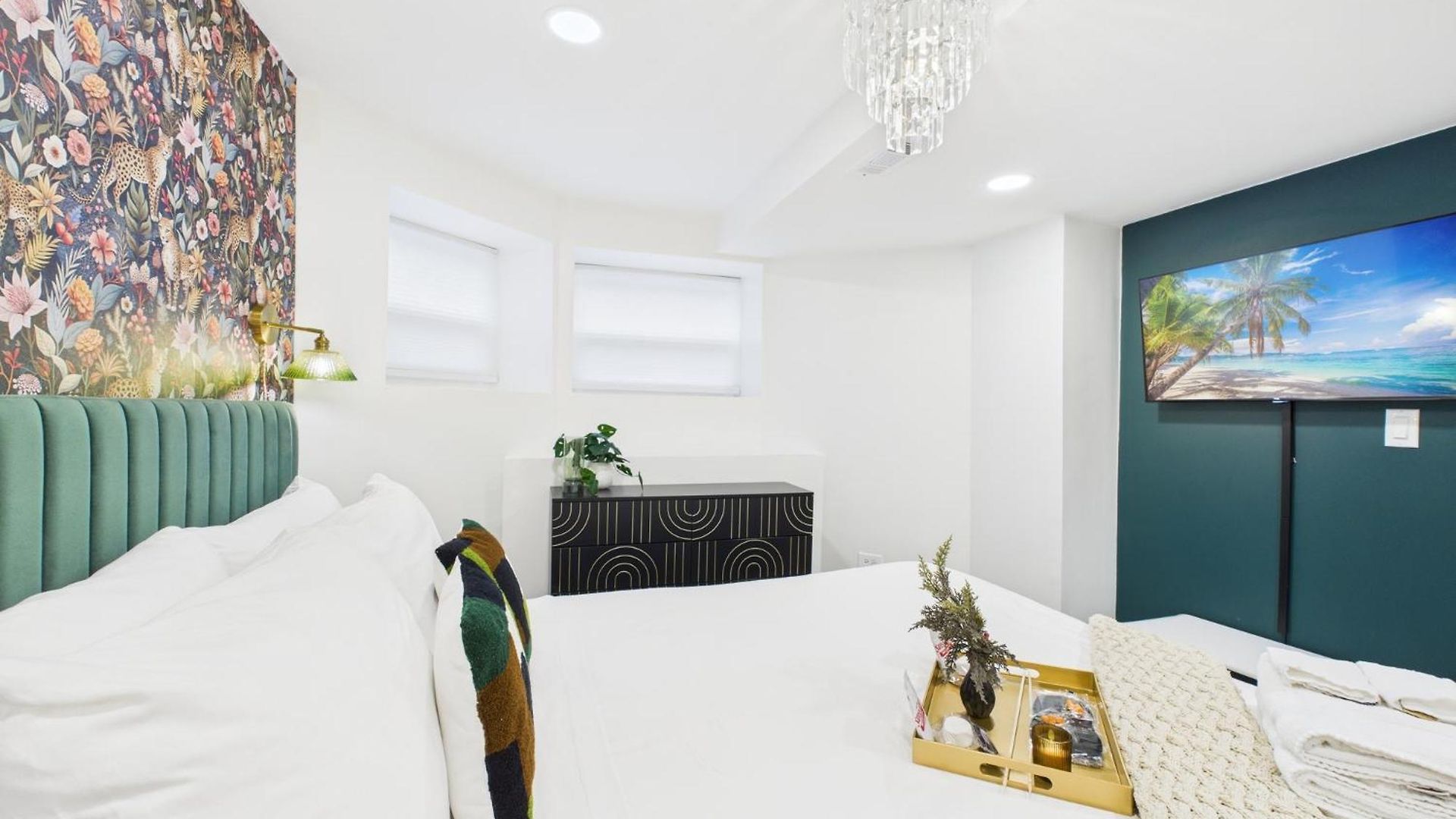 Addison Art Deco Flat * Chicago