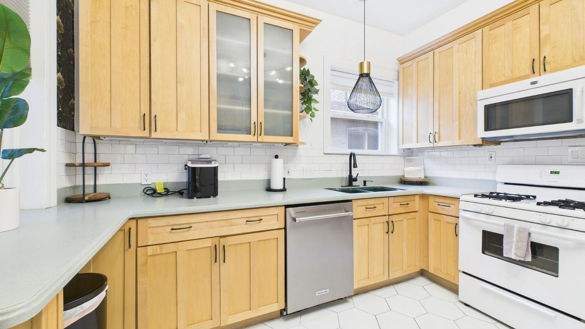 Apartment Wrigleyville Art Deco Retreat Garage Chicago