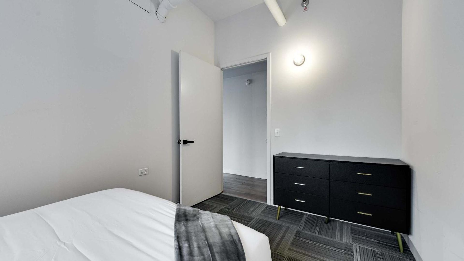 Downtown With Free In & Out Parking 5 Apartment Chicago