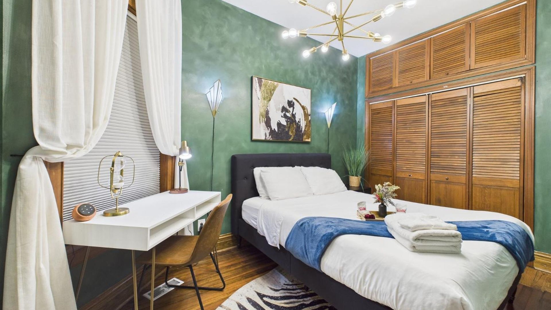 Apartment Wrigleyville Art Deco Retreat Garage Chicago