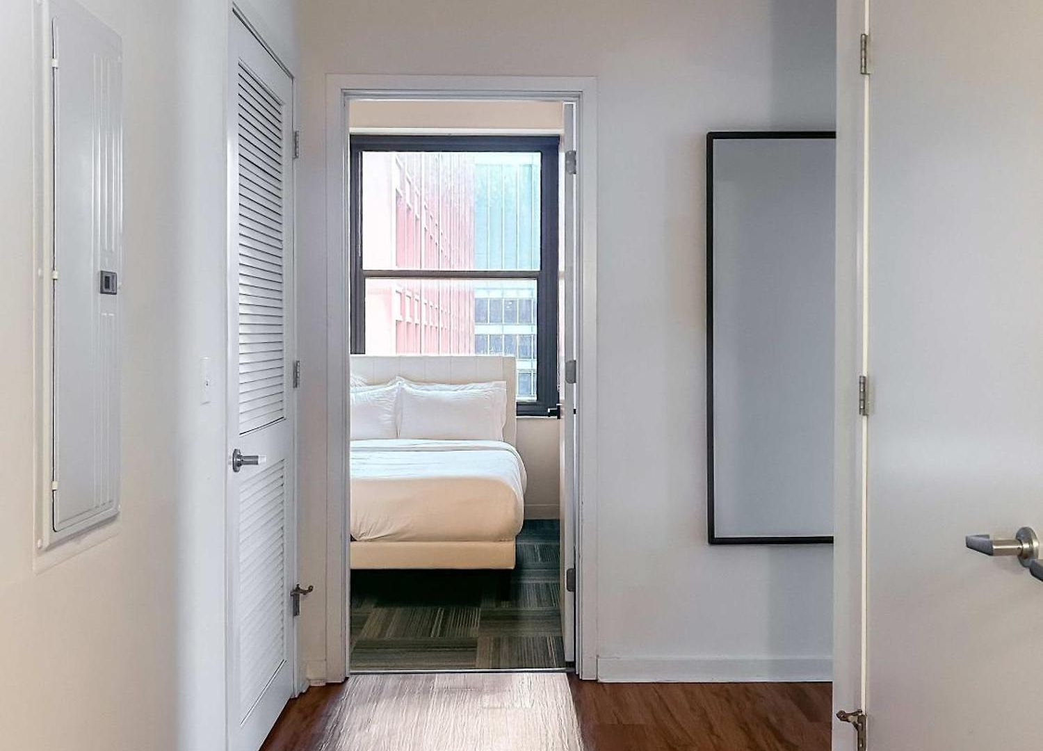 Apartment Downtown With Free In & Out Parking 4 *