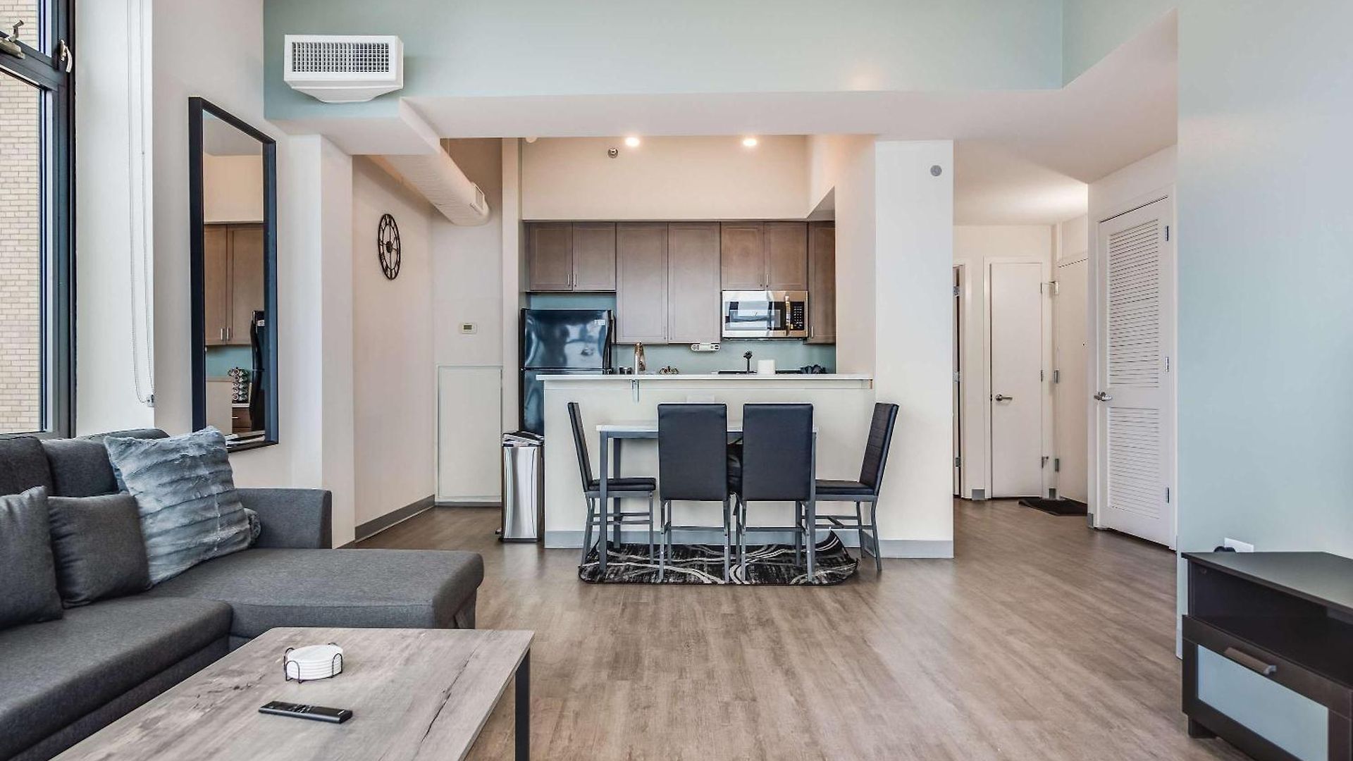 Apartment Downtown With Free In & Out Parking 6