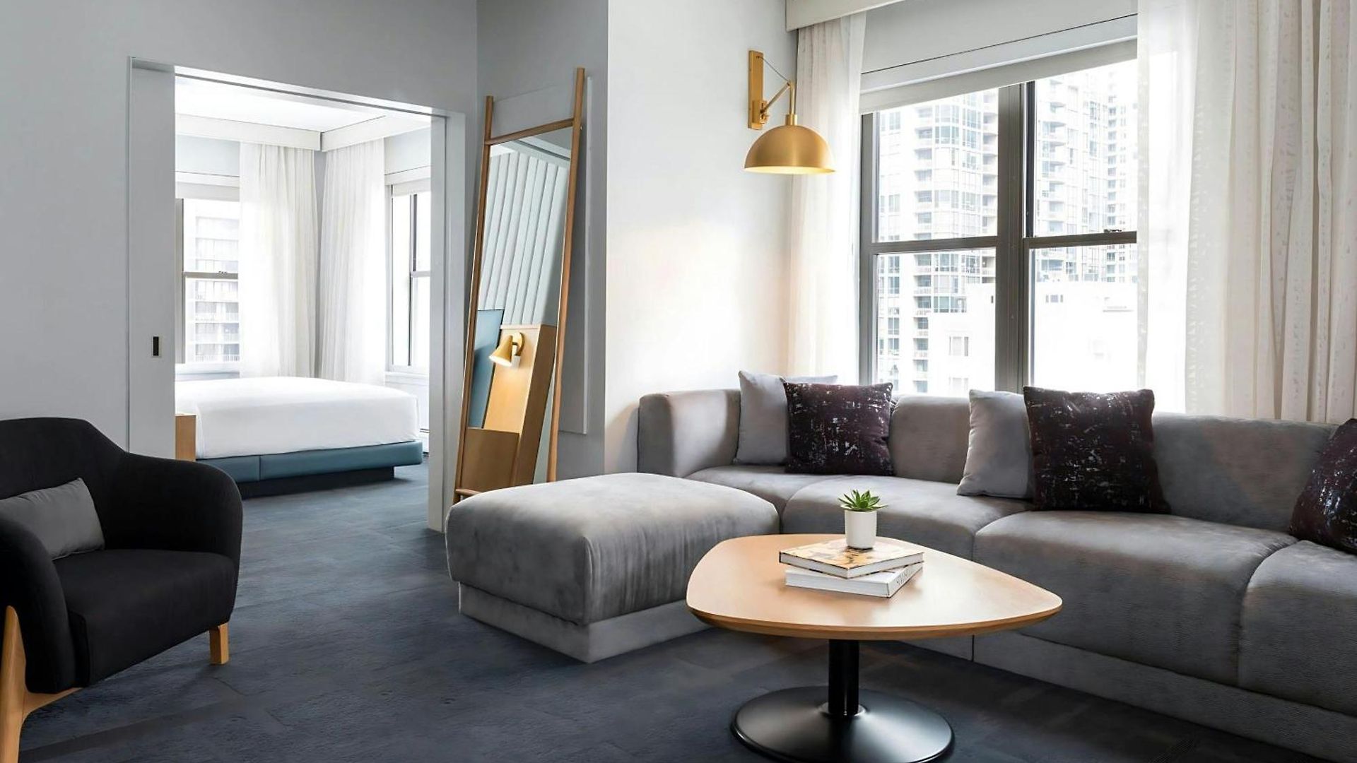 55 Downtown Hotel 4*