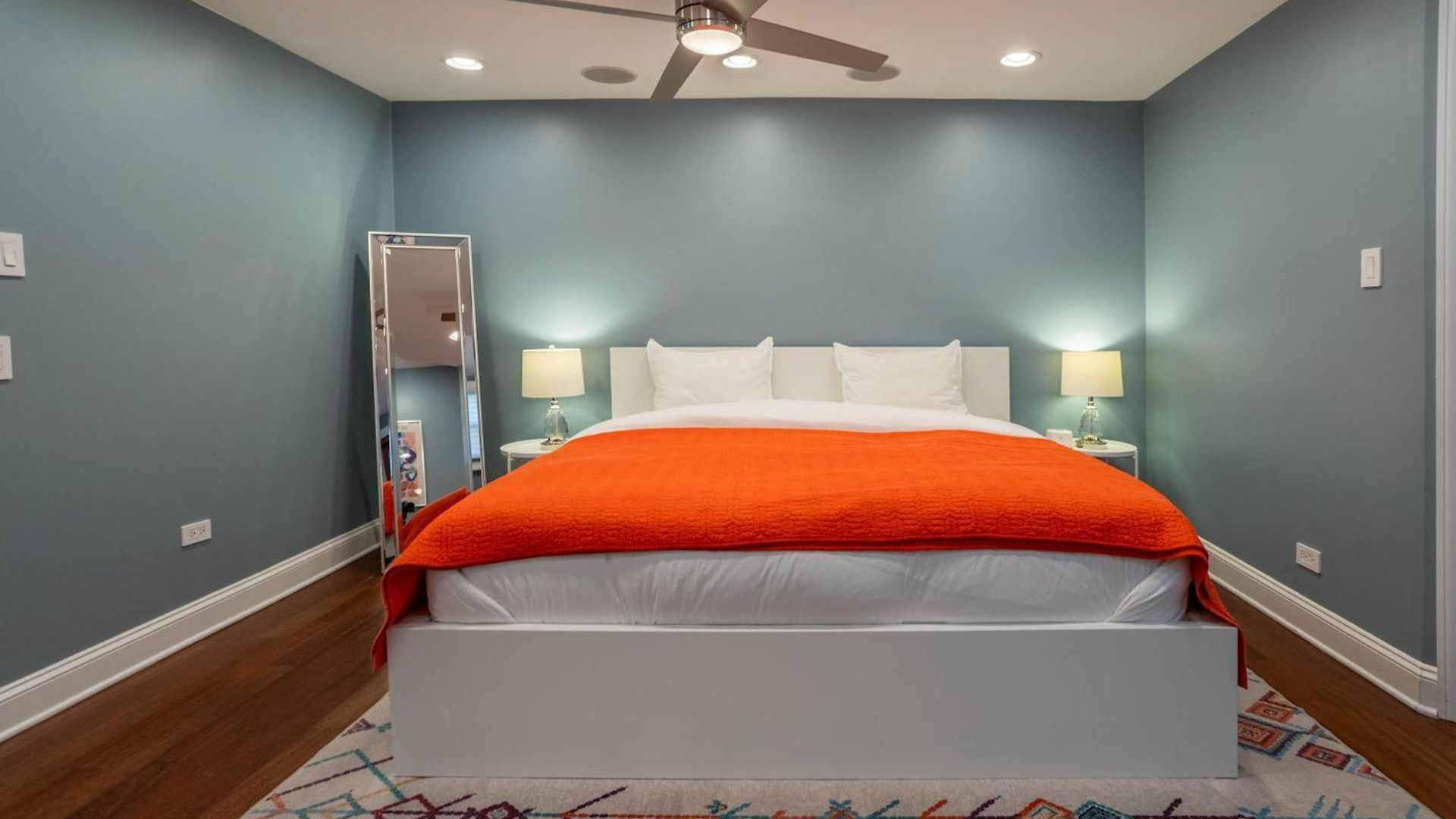 Holiday home 3-story Townhome Free Parking Private Patio Washer-dryer