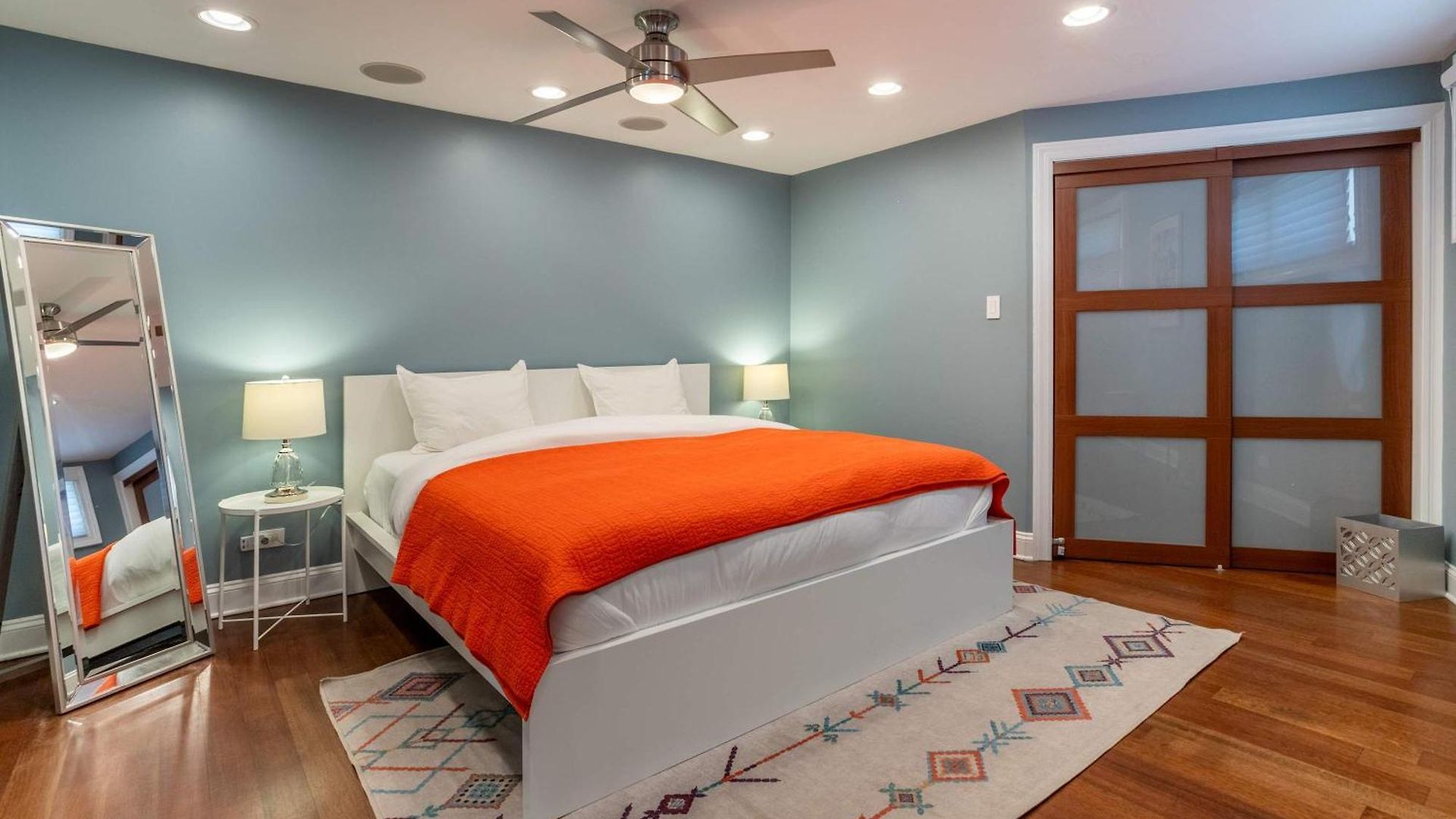 3-story Townhome Free Parking Private Patio Washer-dryer * Chicago