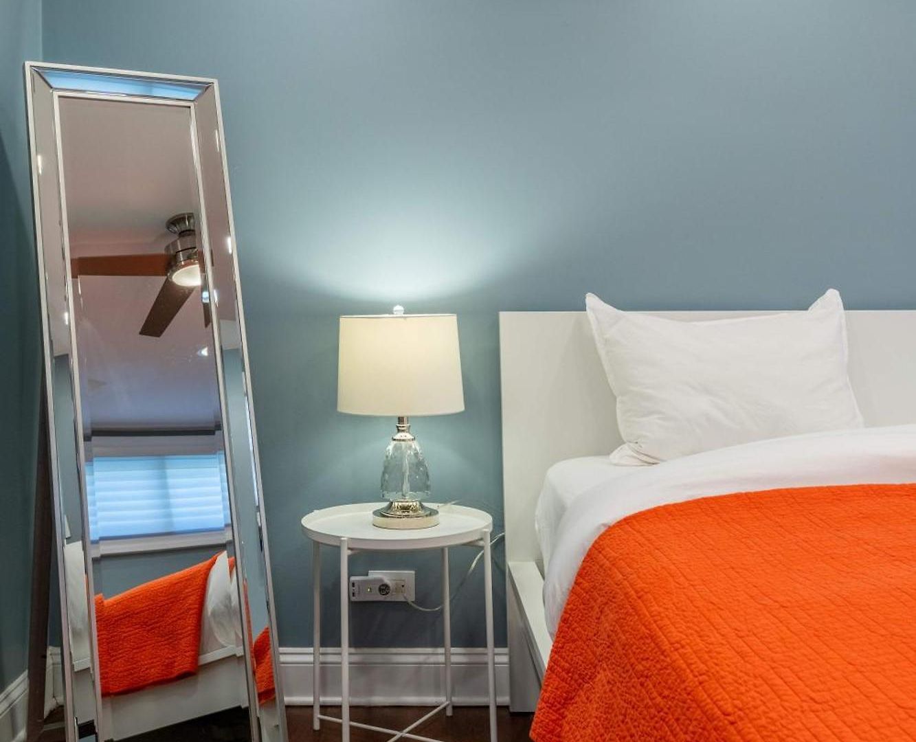 Holiday home 3-story Townhome Free Parking Private Patio Washer-dryer